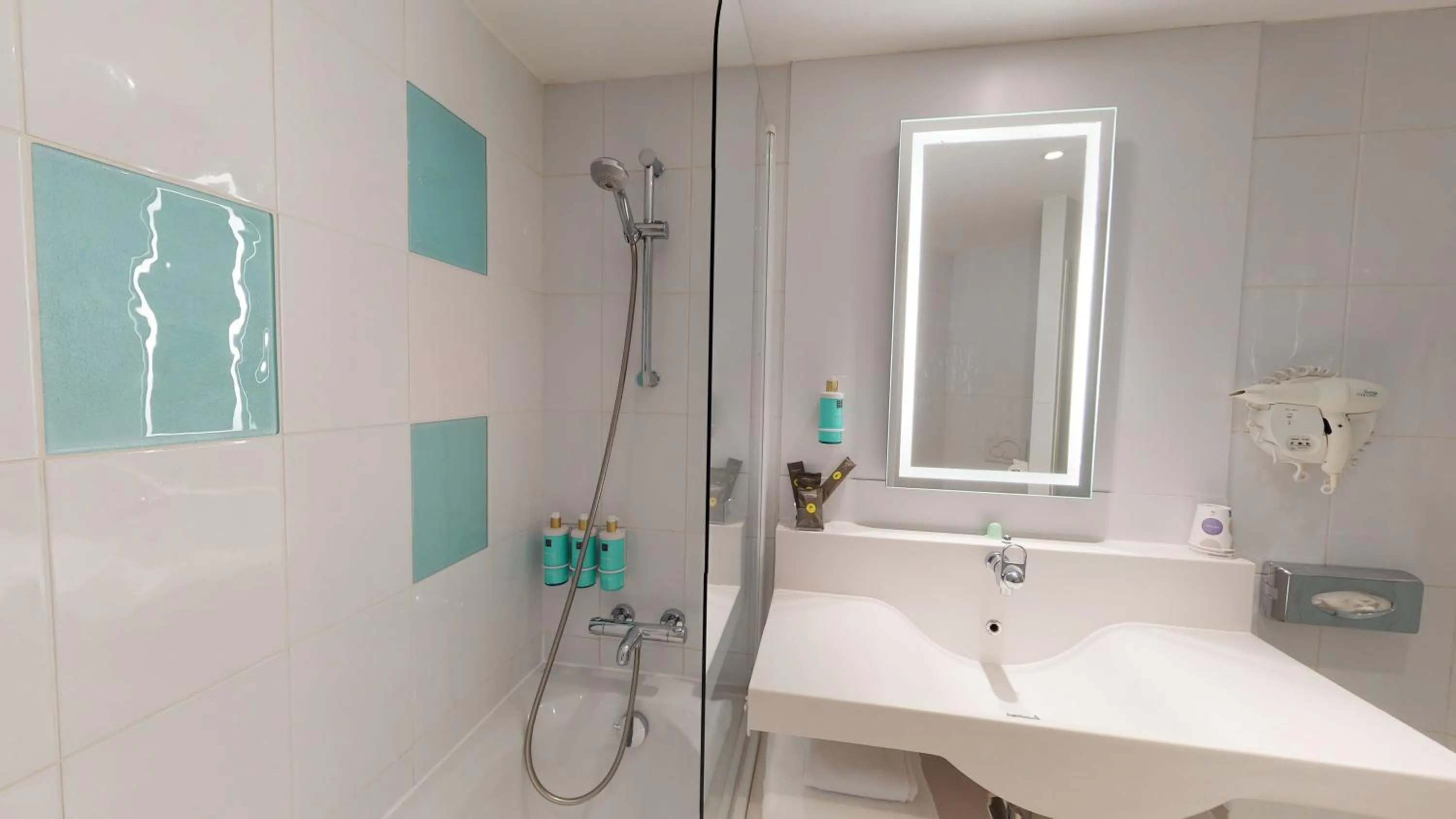 Bathroom in Novotel Lyon Gerland Musée des Confluences