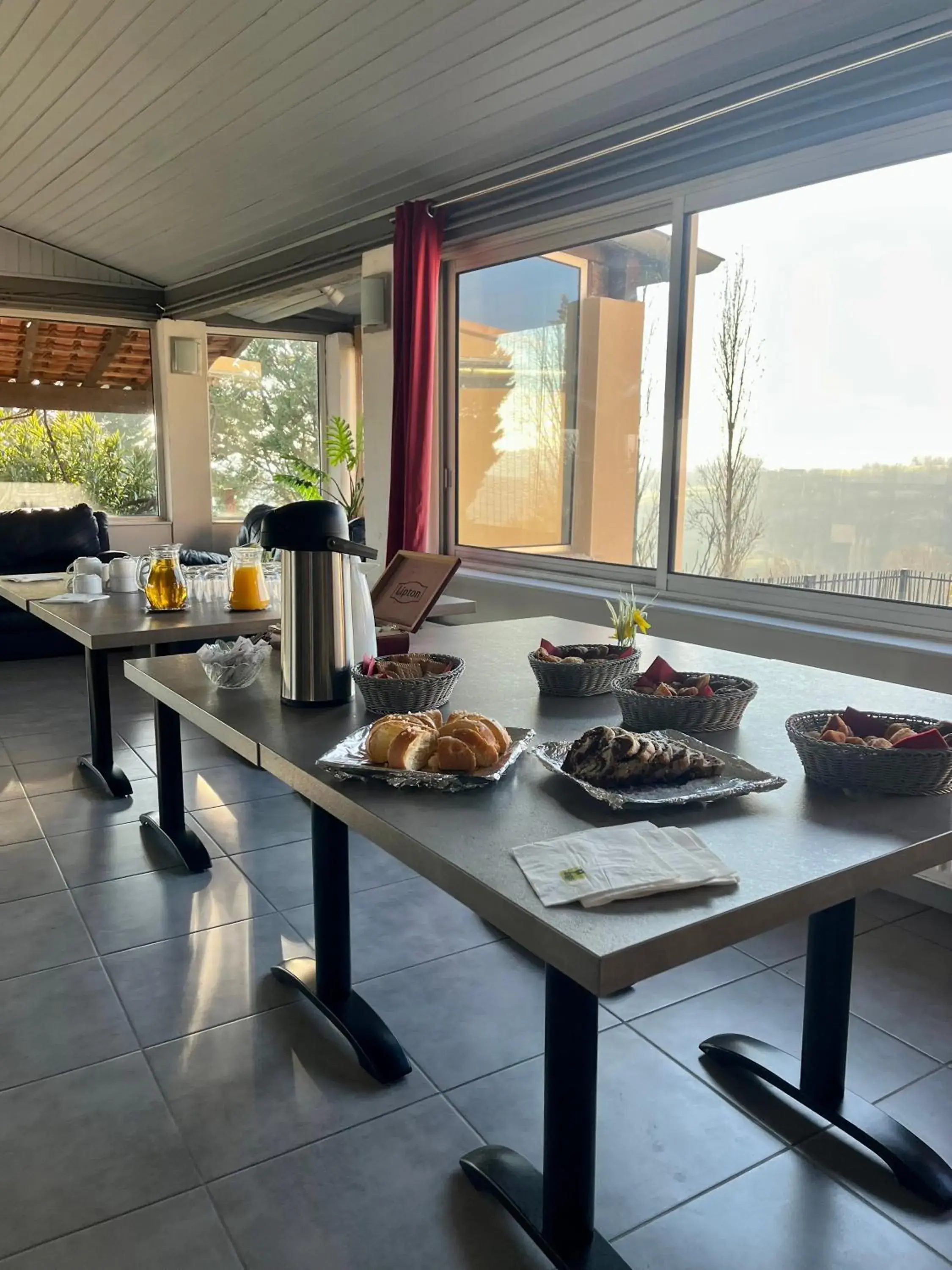 Breakfast in Logis des Crêtes de Pignols Breakfast in Logis des Crêtes de Pignols