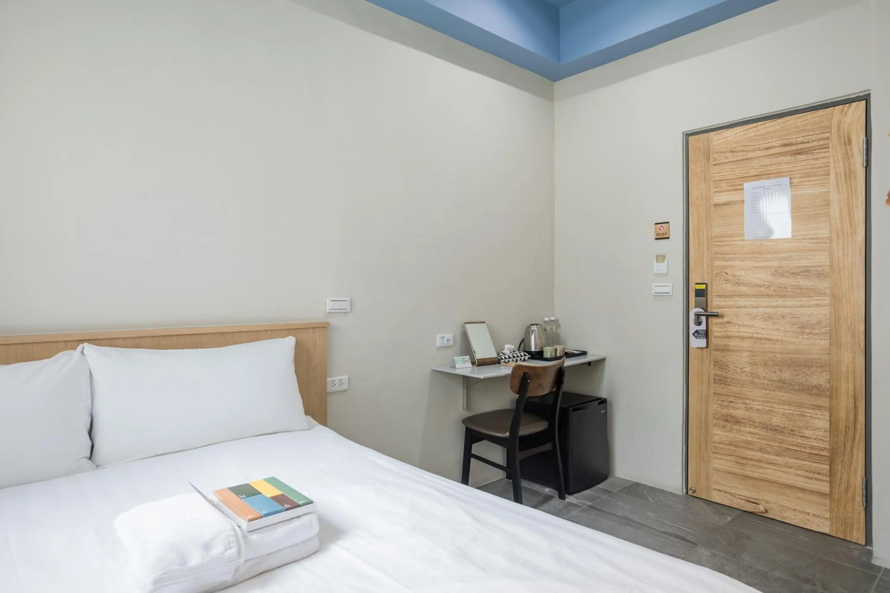 Photo of the whole room, Bed in Tiin Tinn Inn - Tiehua Xiutai