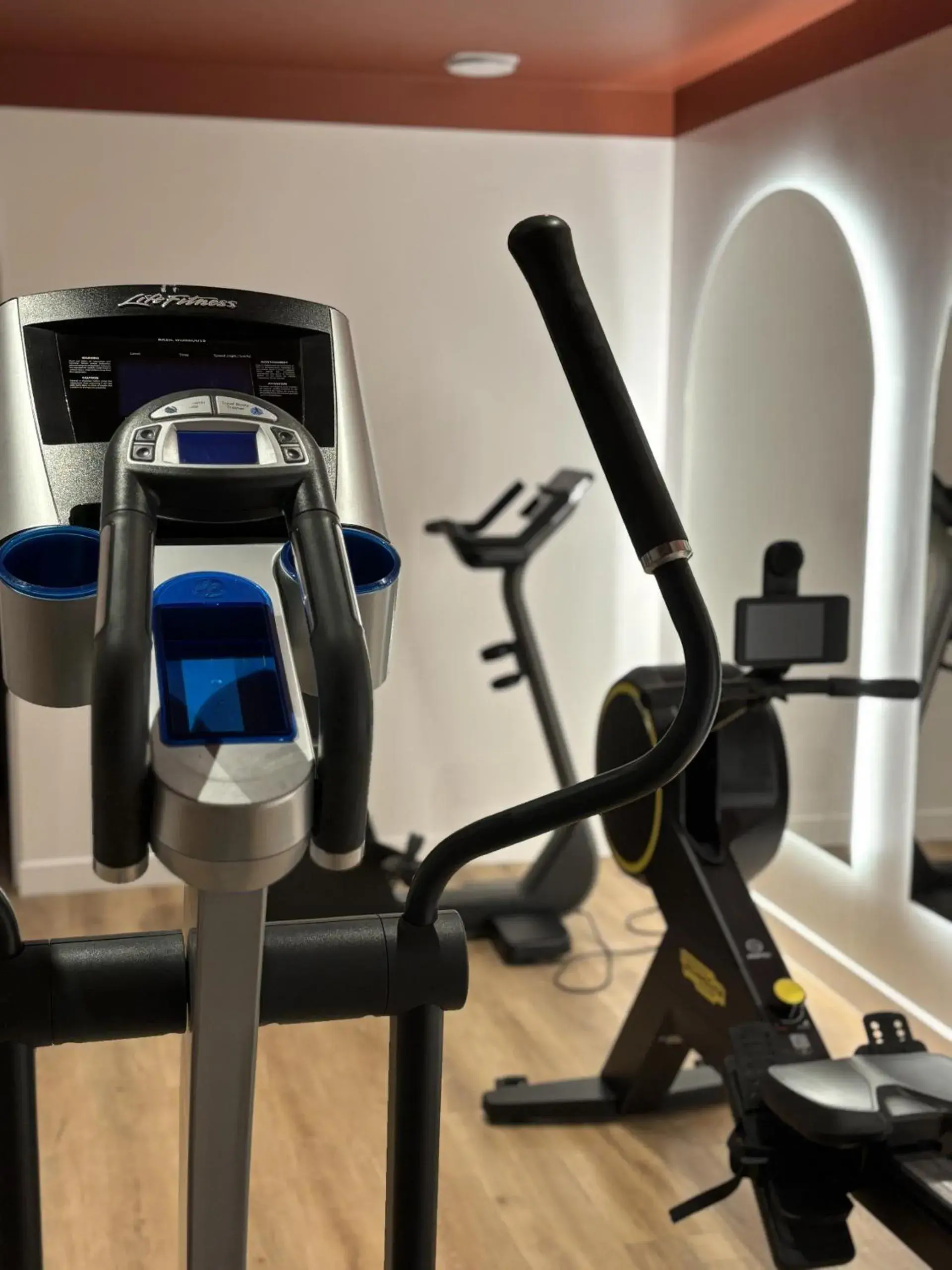 Fitness centre/facilities in Hotel Paris Boulogne - Futur Mercure Paris Boulogne Pont de Saint Cloud - Janvier 2026 Fitness centre/facilities in Hotel Paris Boulogne - Futur Mercure Paris Boulogne Pont de Saint Cloud - Janvier 2026