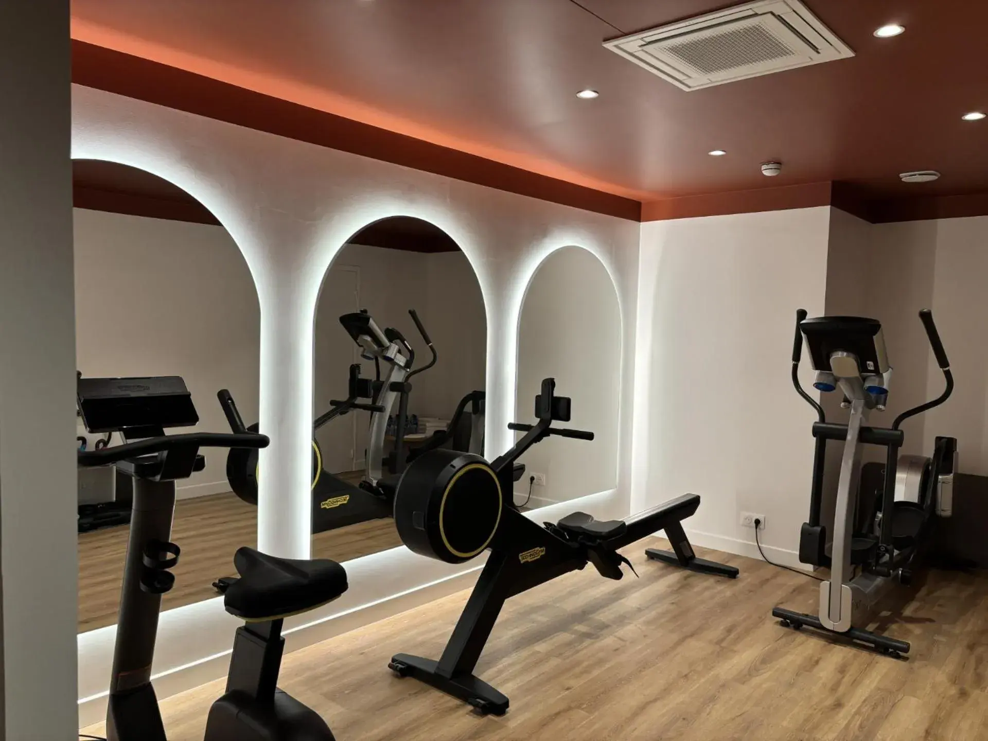 Fitness centre/facilities in Hotel Paris Boulogne - Futur Mercure Paris Boulogne Pont de Saint Cloud - Janvier 2026 Fitness centre/facilities in Hotel Paris Boulogne - Futur Mercure Paris Boulogne Pont de Saint Cloud - Janvier 2026