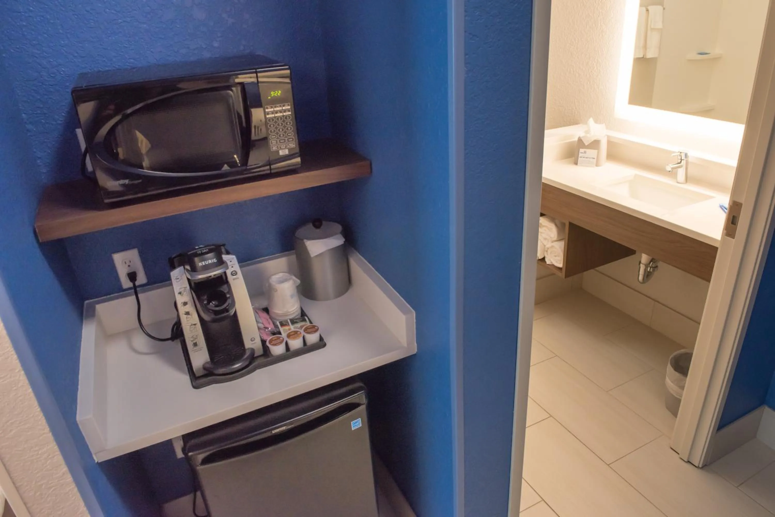 Coffee/tea facilities in Holiday Inn Express & Suites - Warsaw - E Center by IHG