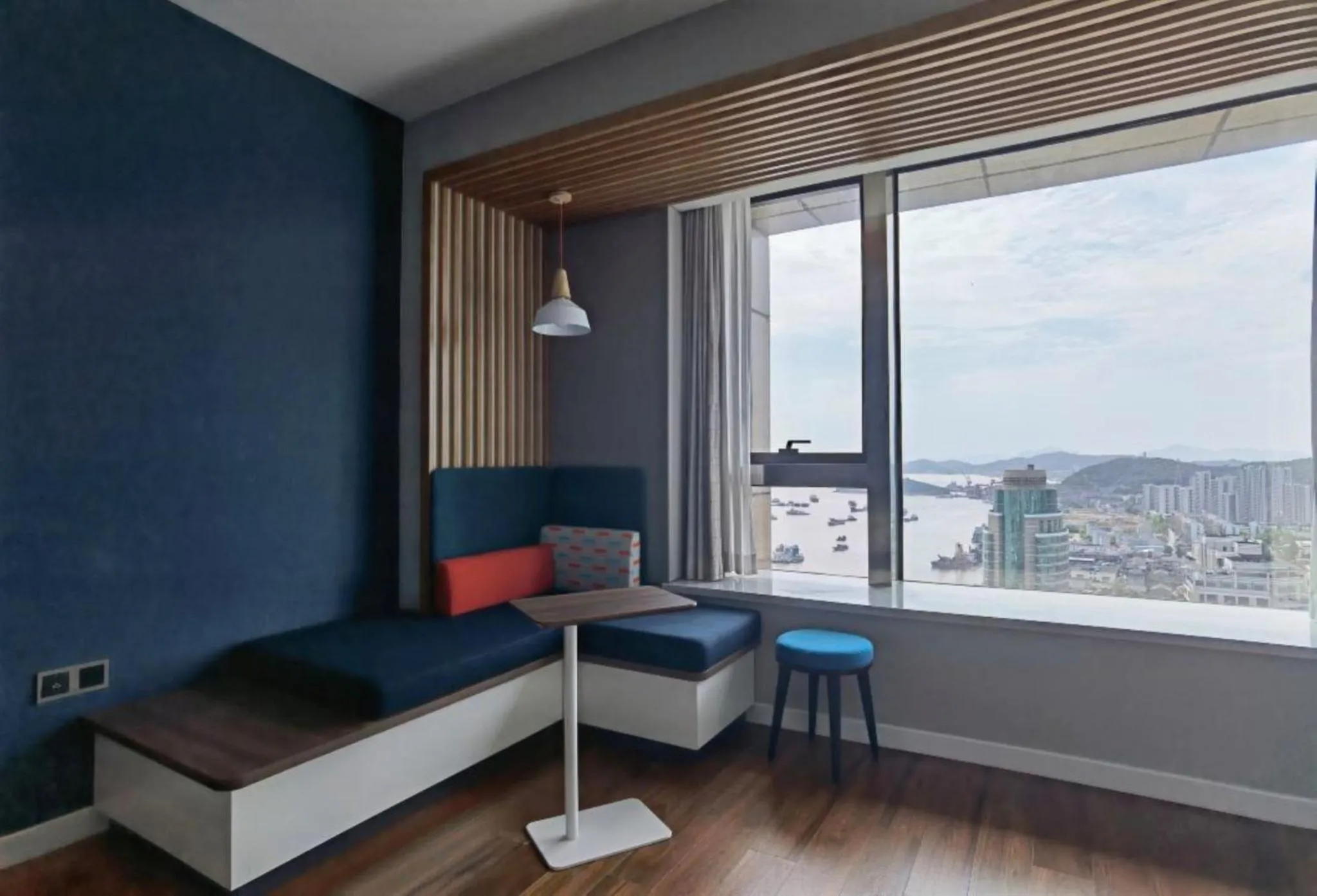 Photo of the whole room, Bed in Holiday Inn Express Zhoushan Dinghai by IHG