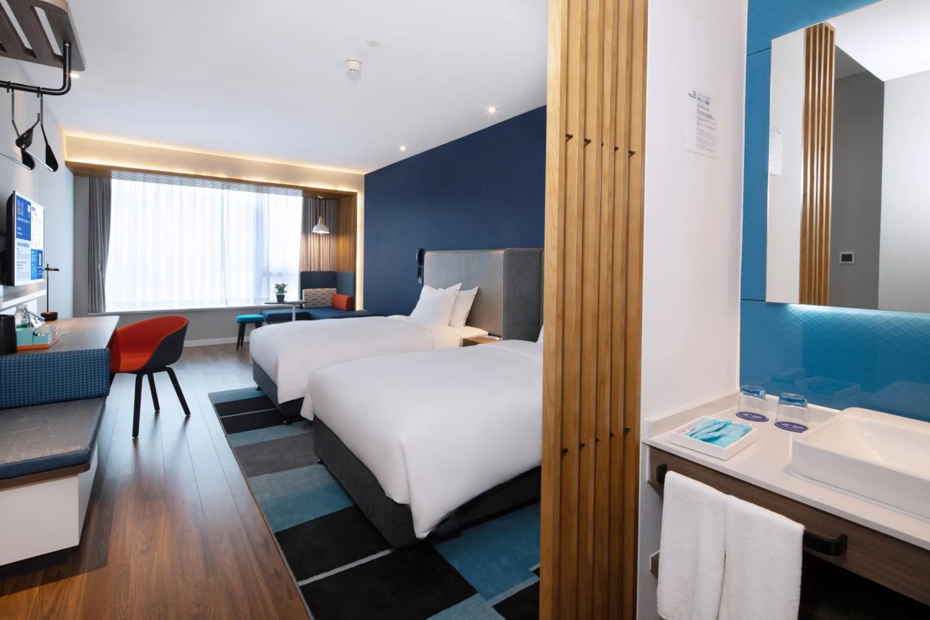 Photo of the whole room, Bed in Holiday Inn Express Zhoushan Dinghai by IHG