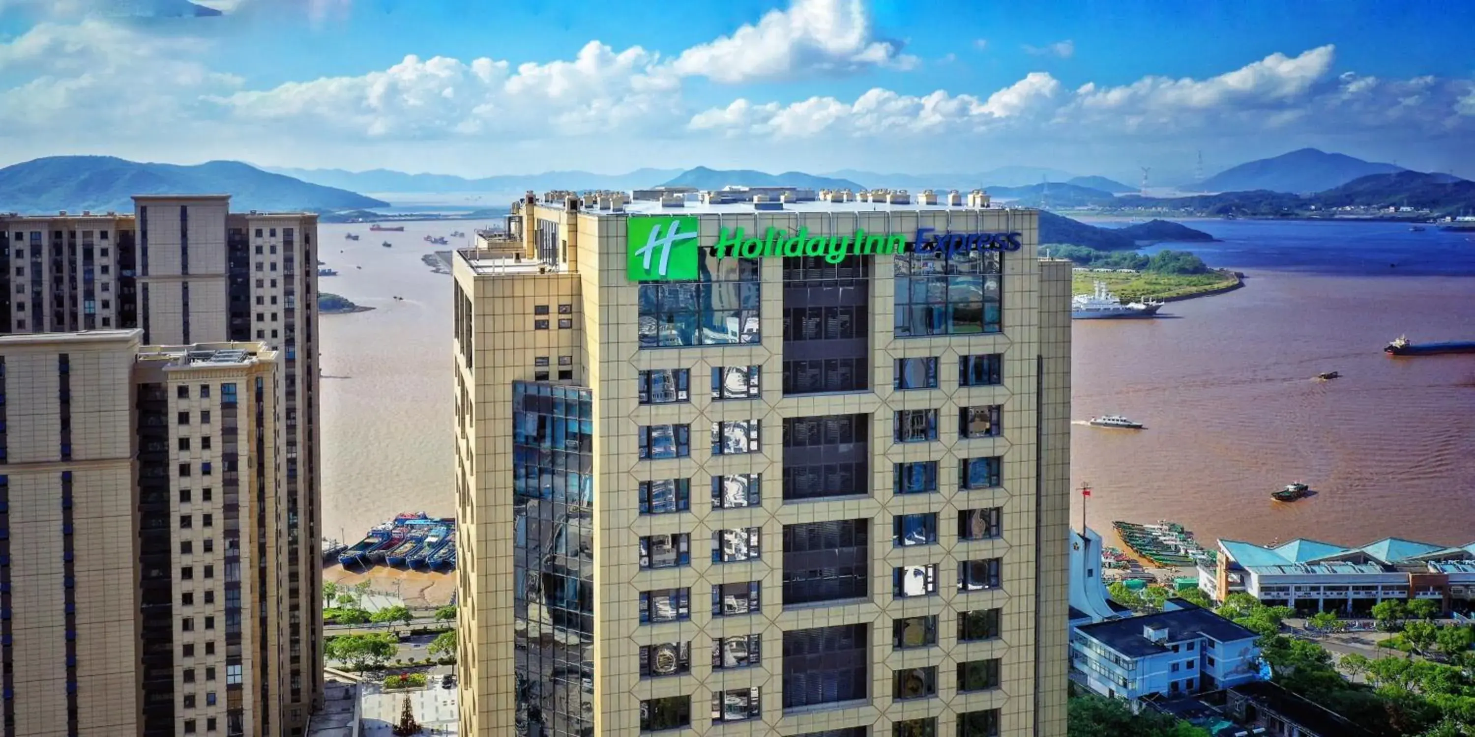 Property building in Holiday Inn Express Zhoushan Dinghai by IHG Property building in Holiday Inn Express Zhoushan Dinghai by IHG