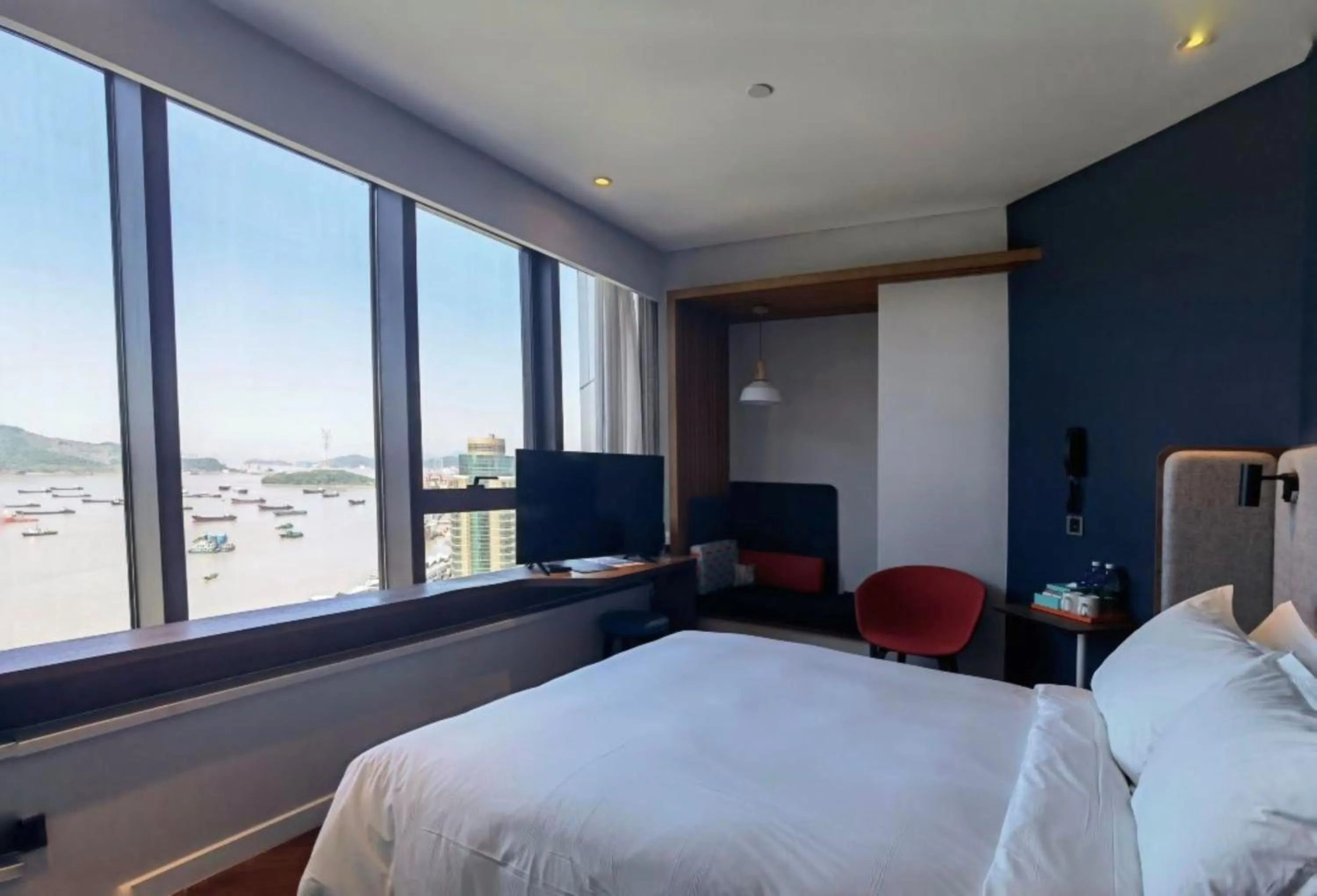 Photo of the whole room, Bed in Holiday Inn Express Zhoushan Dinghai by IHG