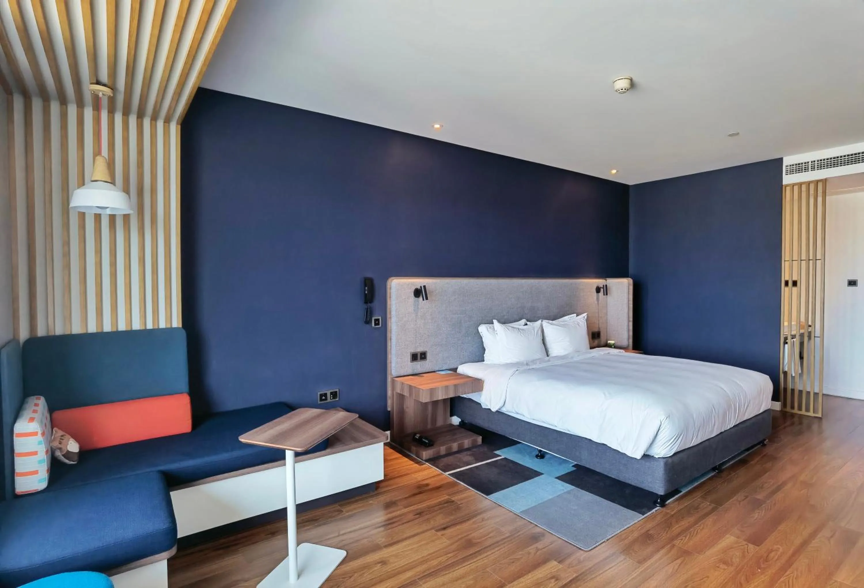 Photo of the whole room, Bed in Holiday Inn Express Zhoushan Dinghai by IHG