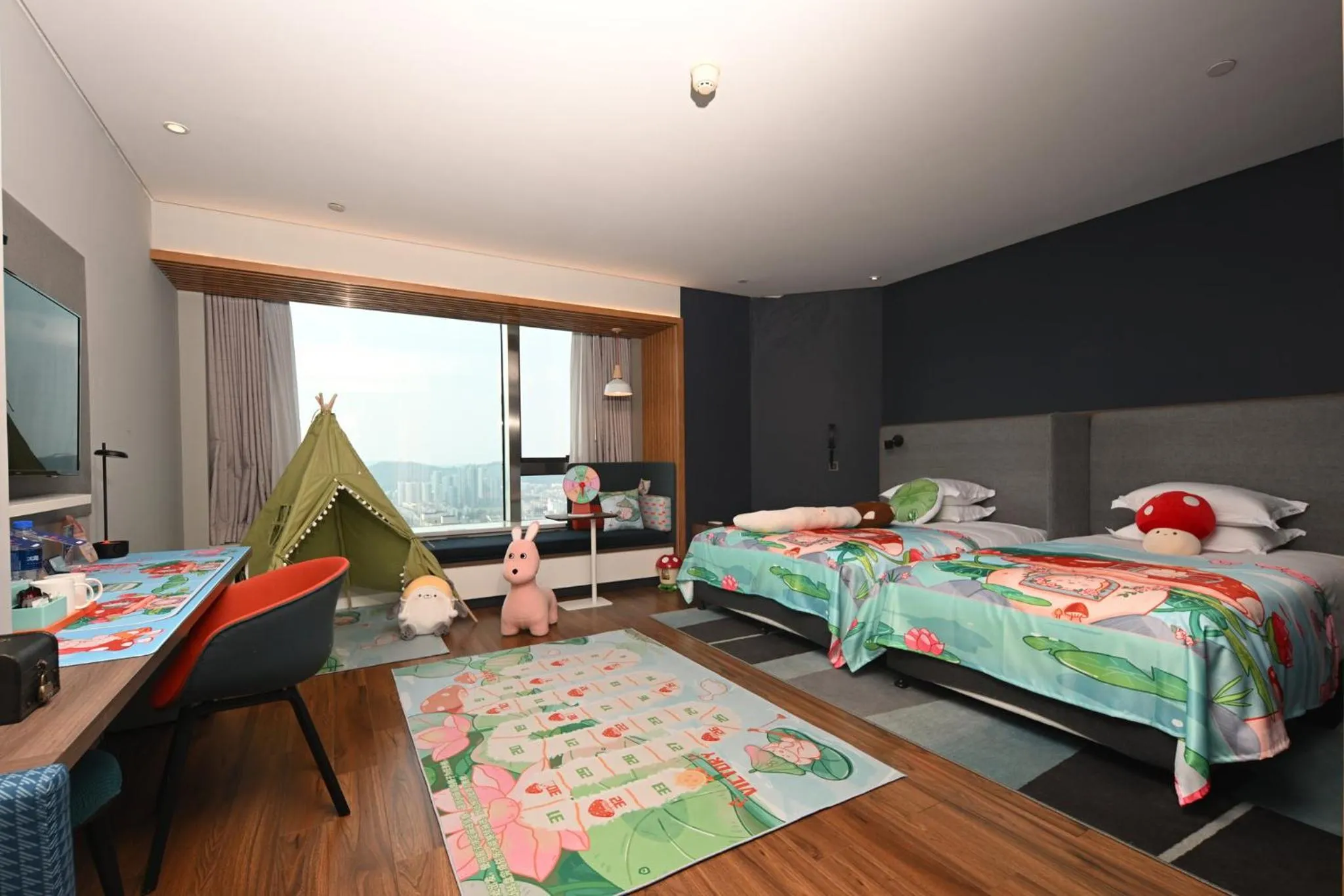 Photo of the whole room, Bed in Holiday Inn Express Zhoushan Dinghai by IHG