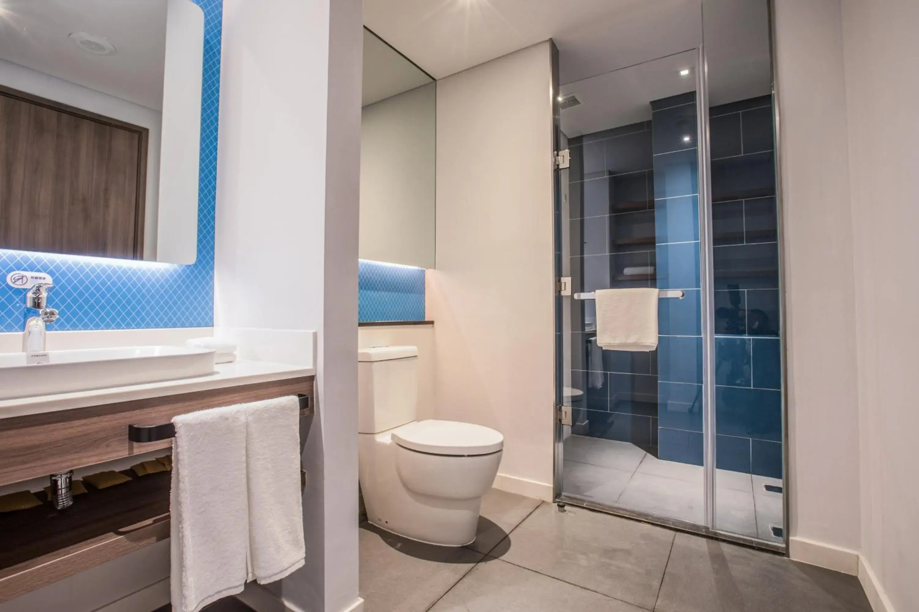 Bathroom in Holiday Inn Express Guizhou Qinglong by IHG Bathroom in Holiday Inn Express Guizhou Qinglong by IHG