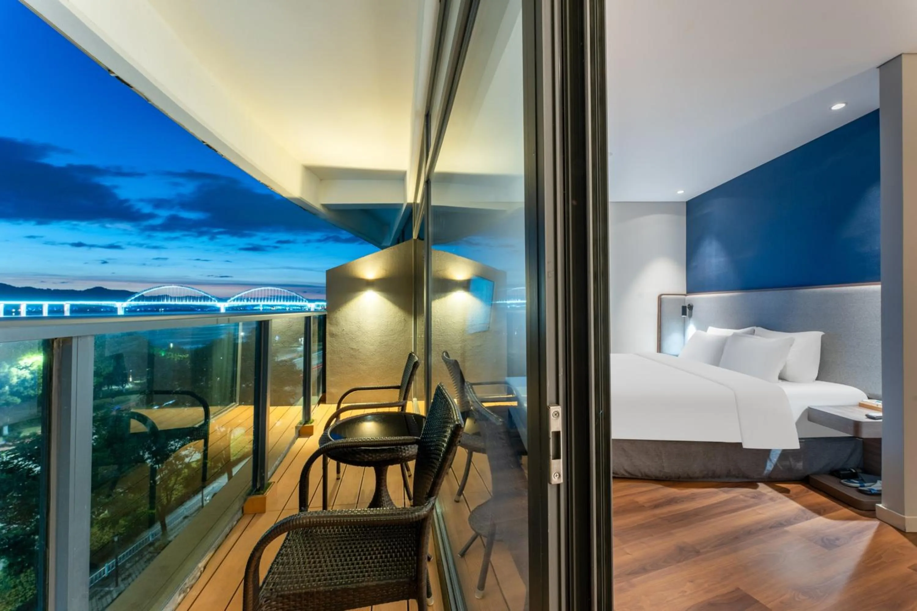 Photo of the whole room, Bed in Holiday Inn Express Yichang Riverside by IHG