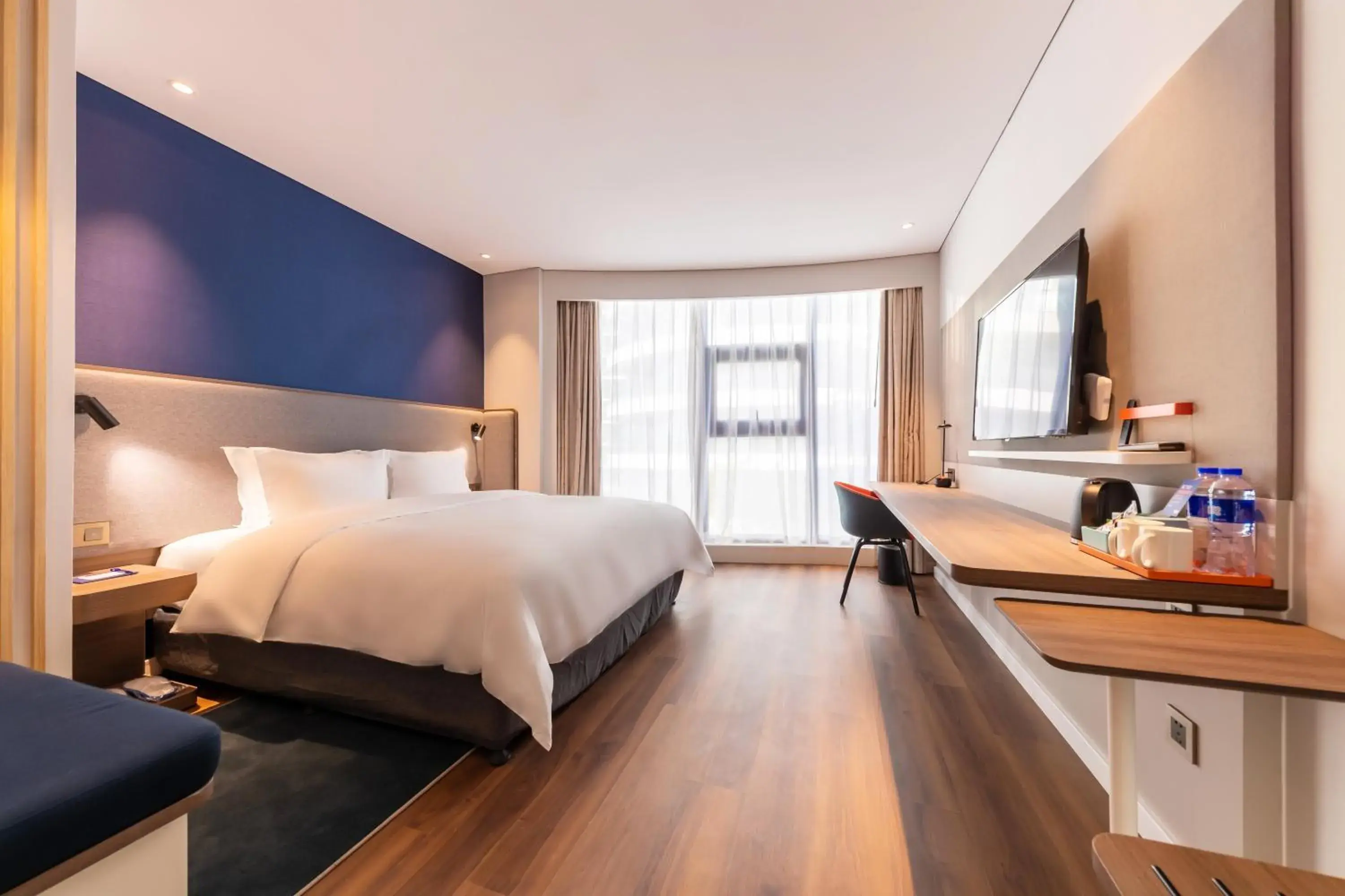Photo of the whole room, Bed in Holiday Inn Express Yichang Riverside by IHG Photo of the whole room, Bed in Holiday Inn Express Yichang Riverside by IHG