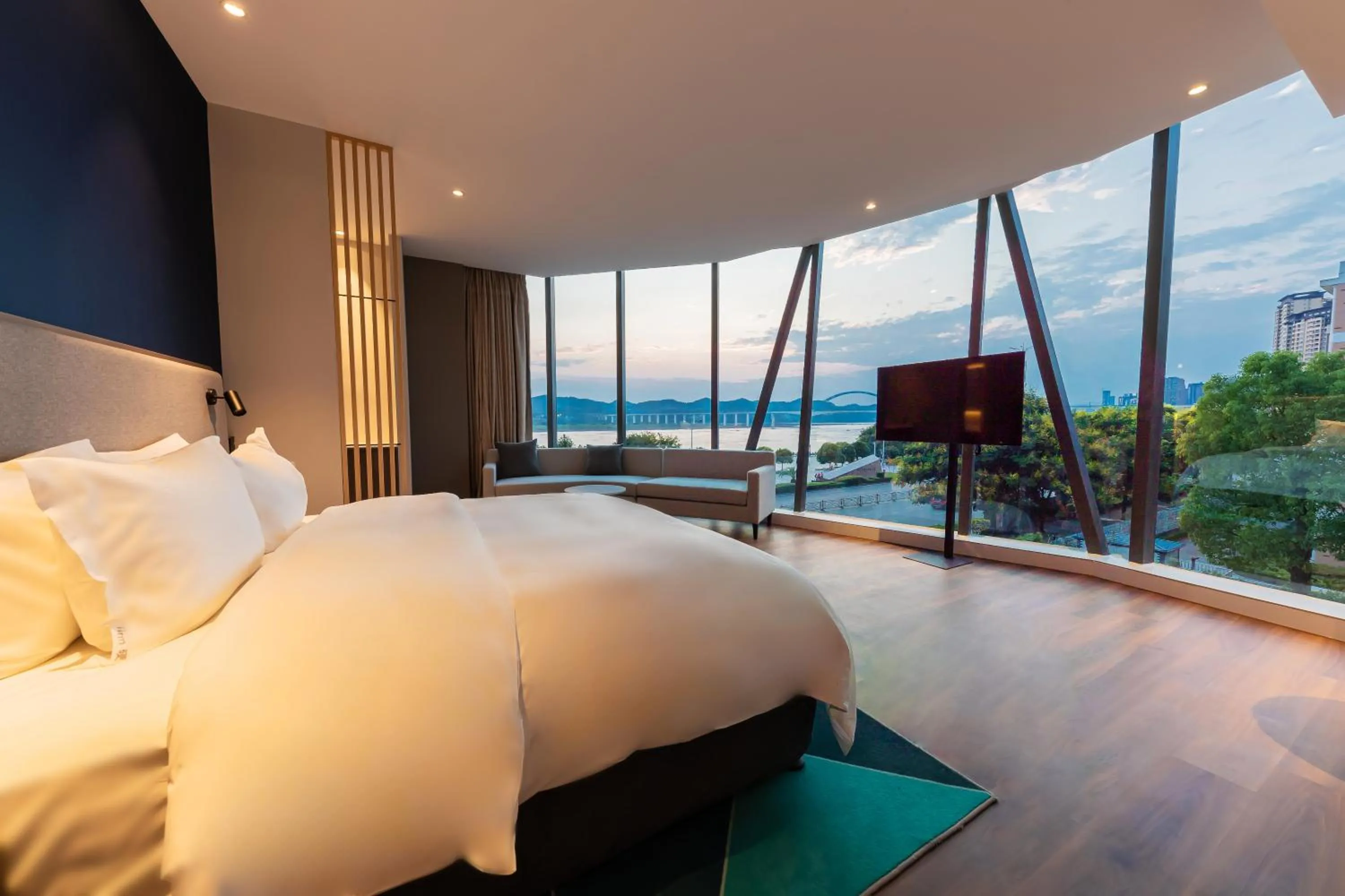 Photo of the whole room, Bed in Holiday Inn Express Yichang Riverside by IHG