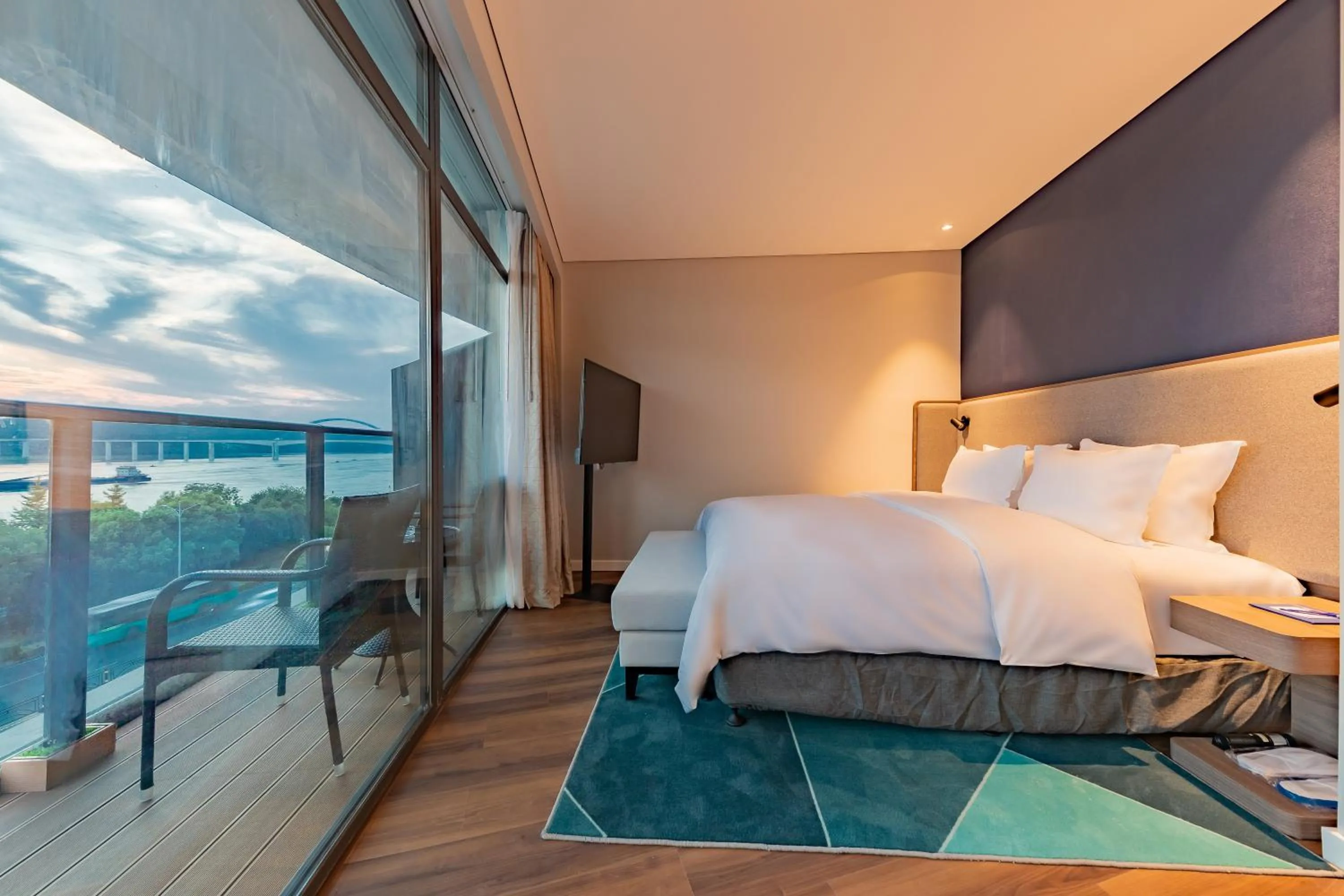 Photo of the whole room, Bed in Holiday Inn Express Yichang Riverside by IHG