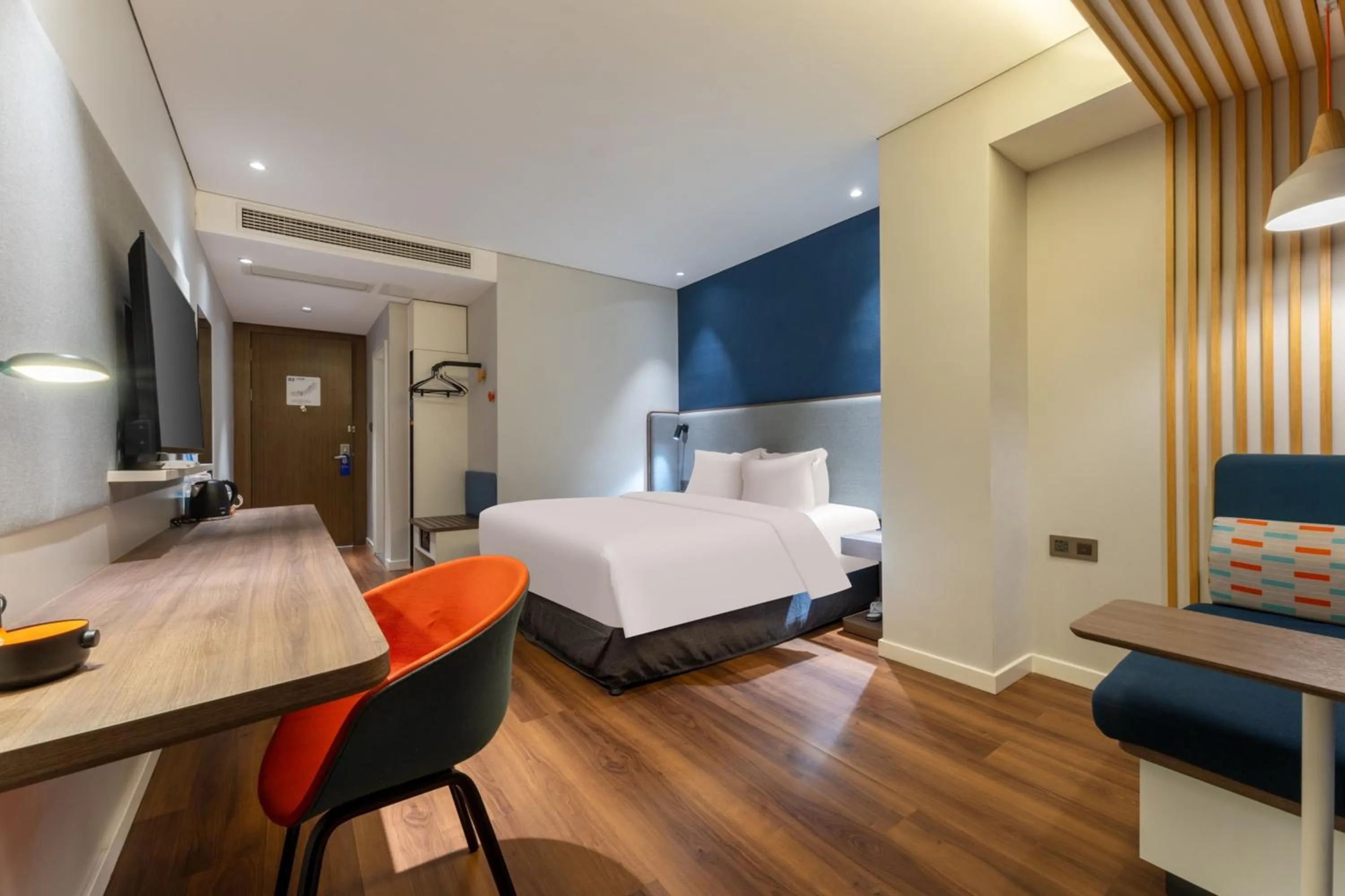 Photo of the whole room, Bed in Holiday Inn Express Yichang Riverside by IHG