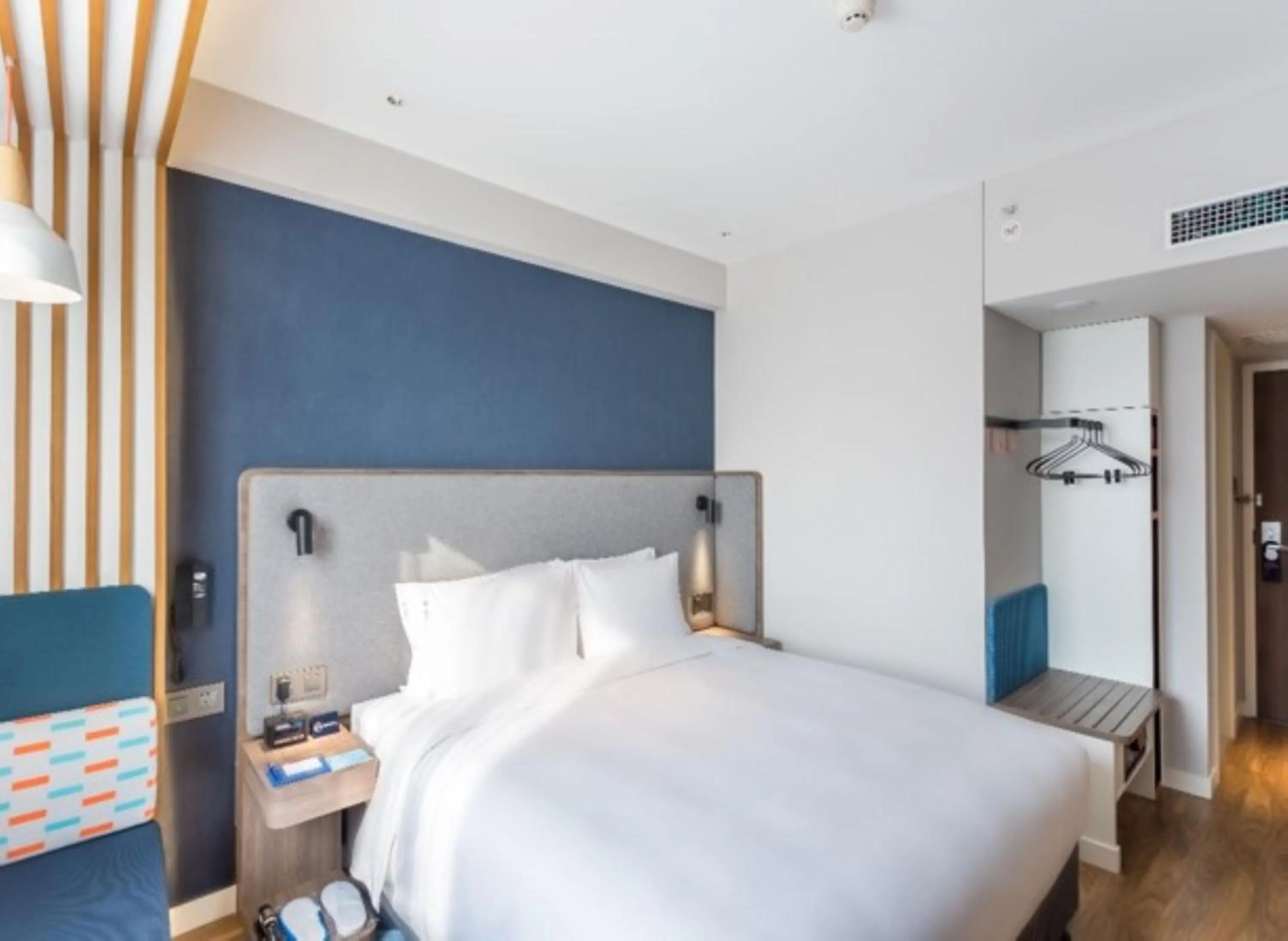 Photo of the whole room, Bed in Holiday Inn Express Xi'an Ancient Town West by IHG