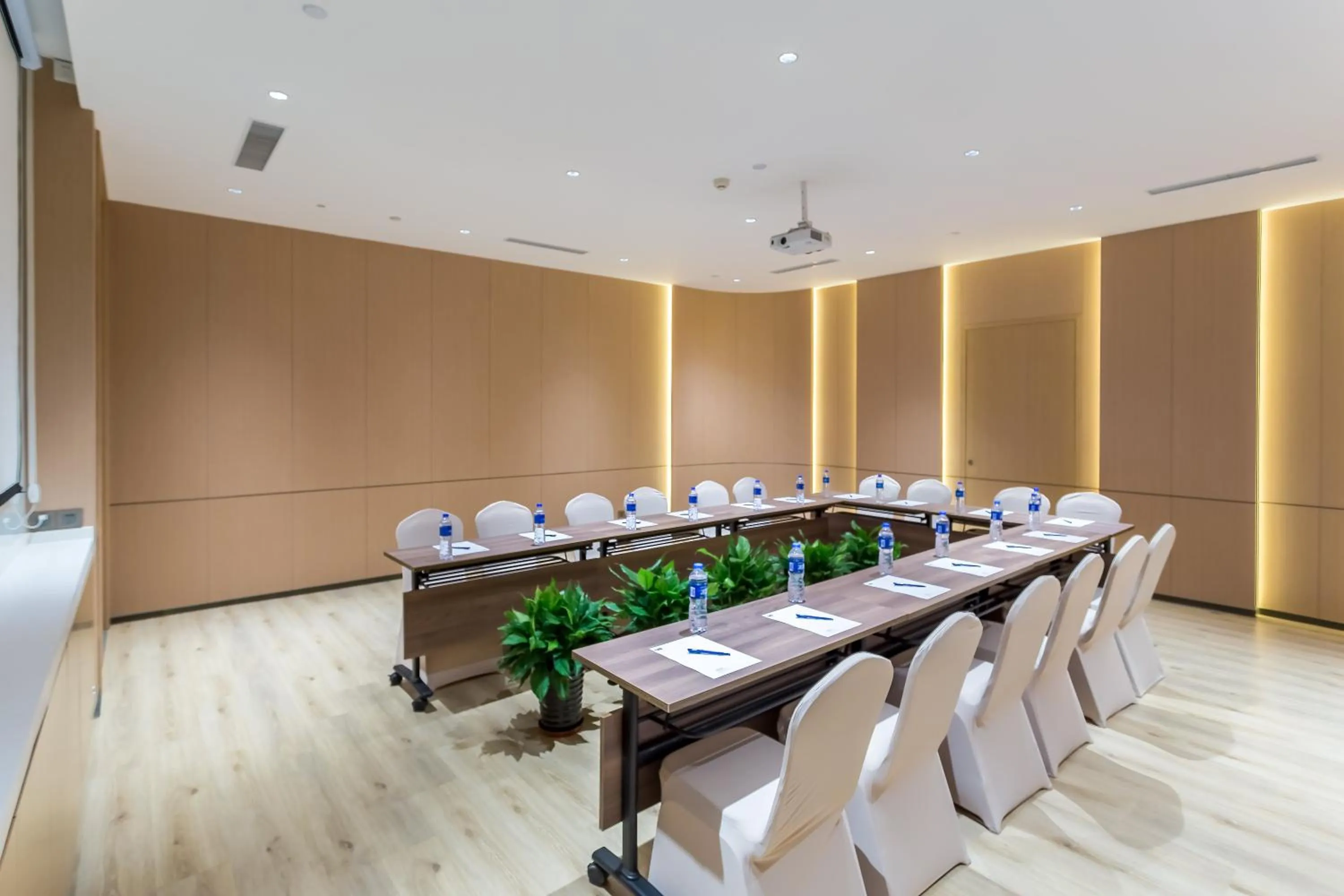 Meeting/conference room in Holiday Inn Express Xi'an Ancient Town West by IHG