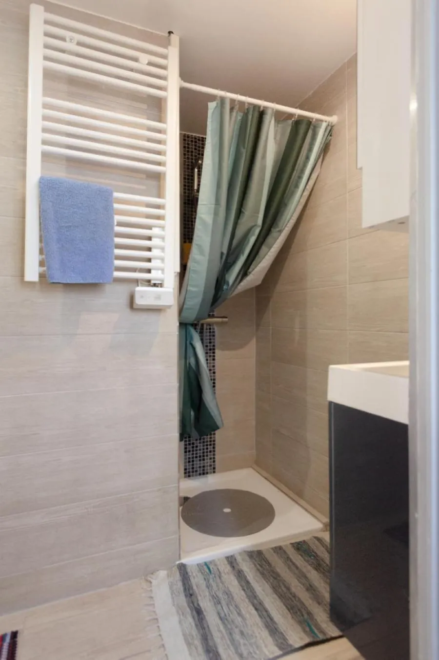 Shower in Paris Access with Creteil Apartment