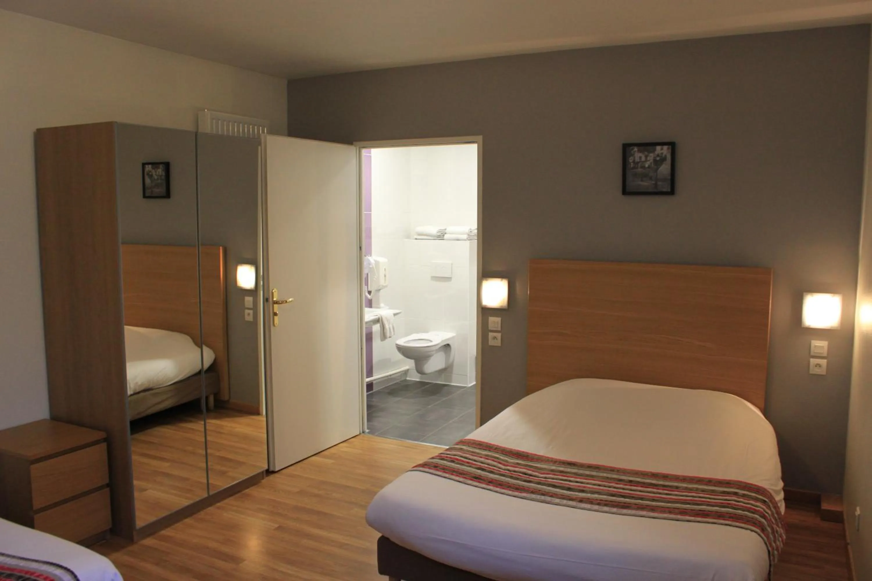 Photo of the whole room, Bed in Hôtel de Paris - Dijon Centre Gare