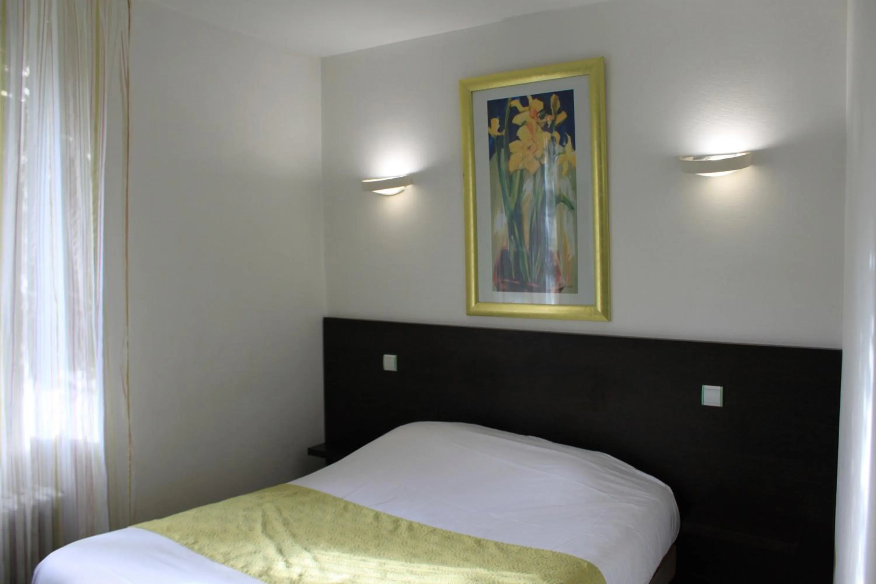 Bed in Hôtel de Paris - Dijon Centre Gare