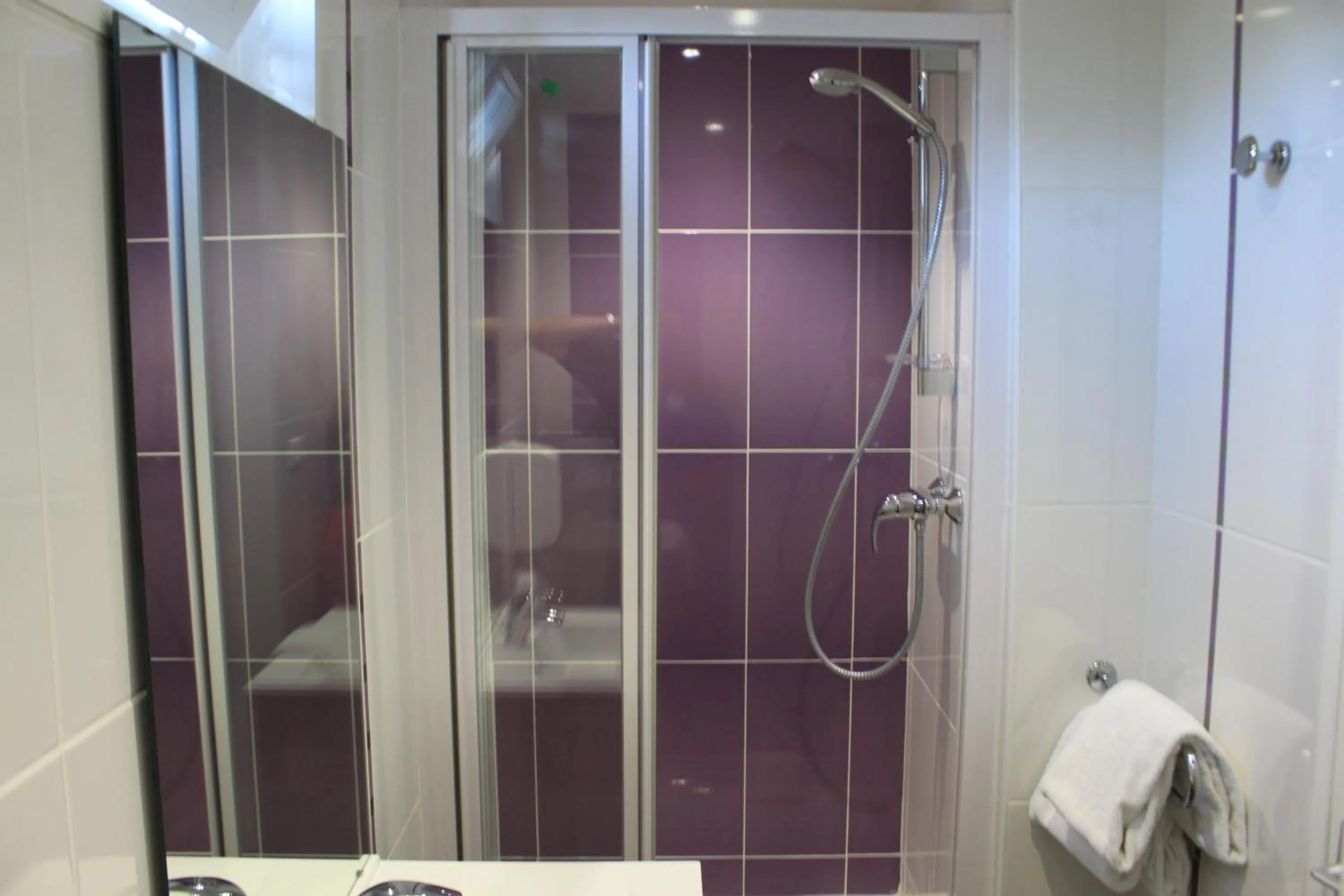 Shower in Hôtel de Paris - Dijon Centre Gare