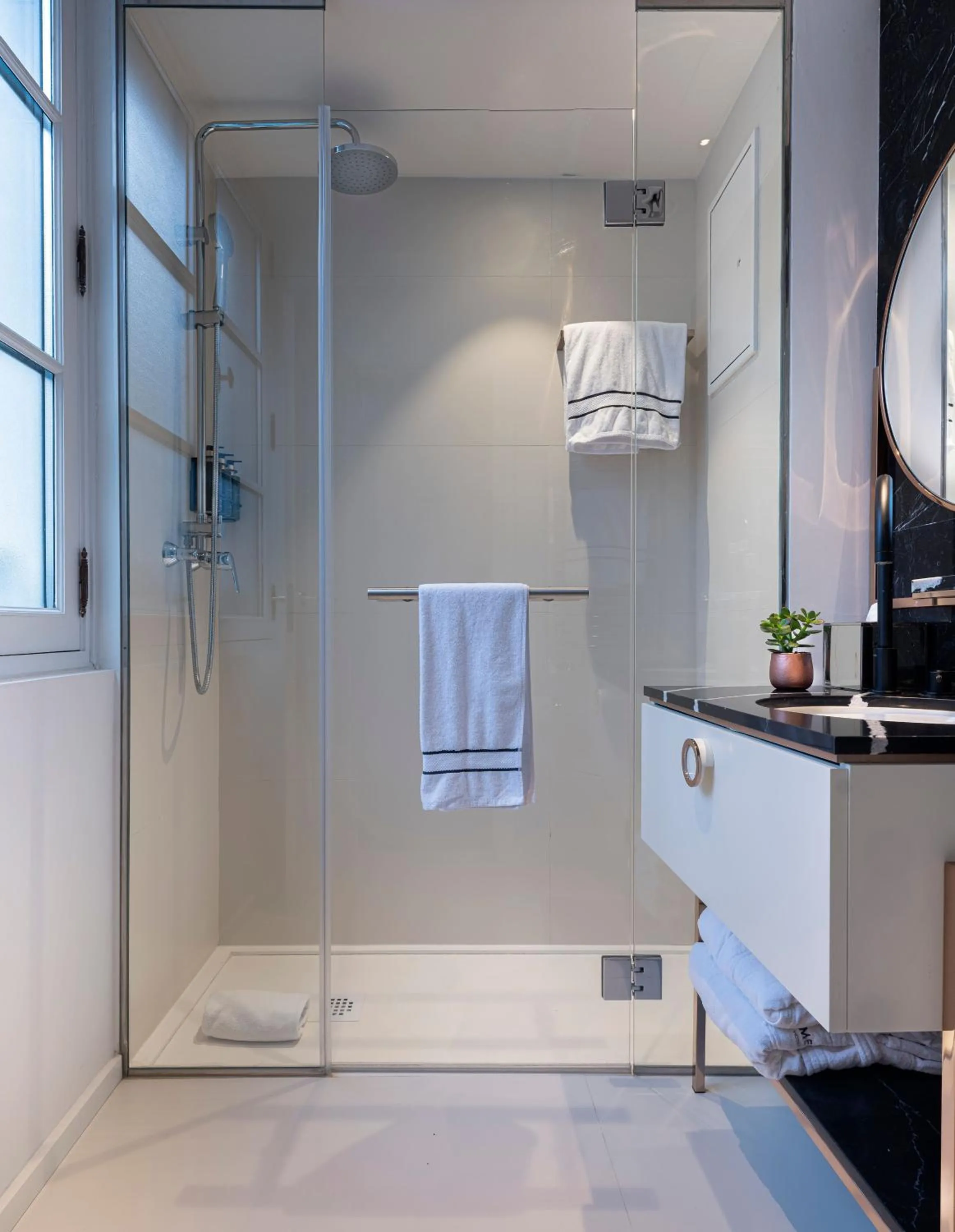 Shower in Maison Colbert Member of Meliá Collection Notre-Dame