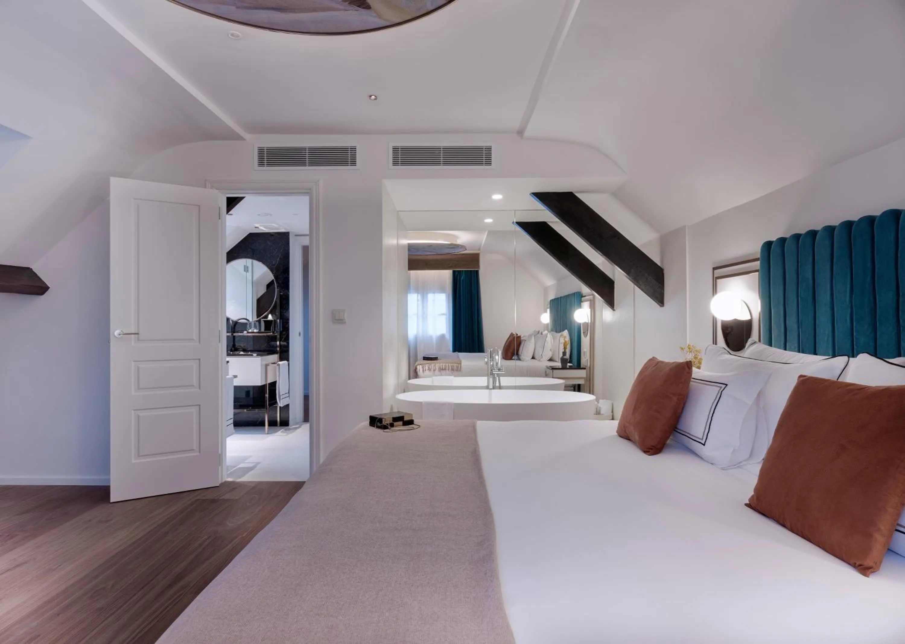 Property building, Bed in Maison Colbert Member of Meliá Collection Notre-Dame