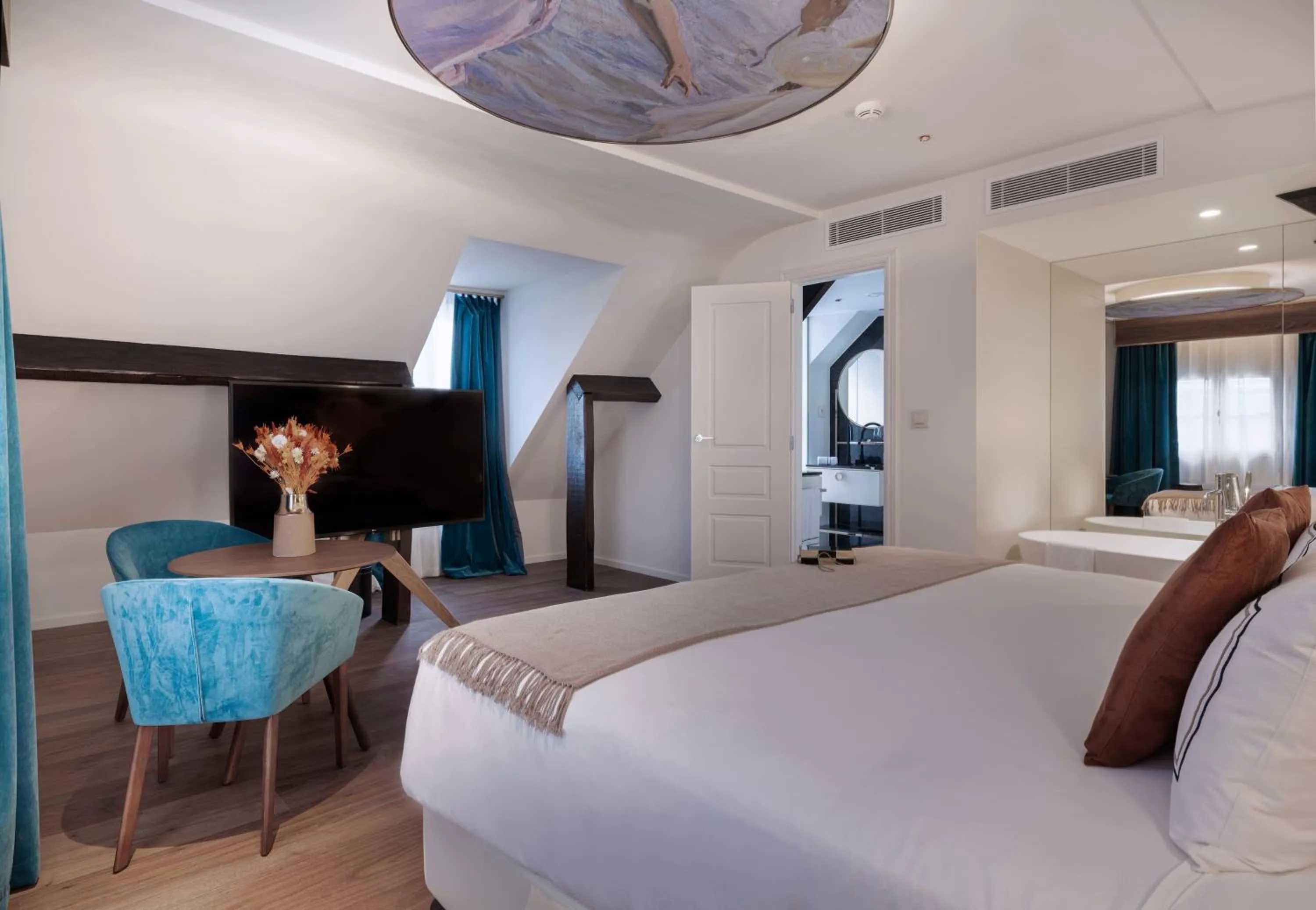 Property building, Bed in Maison Colbert Member of Meliá Collection Notre-Dame