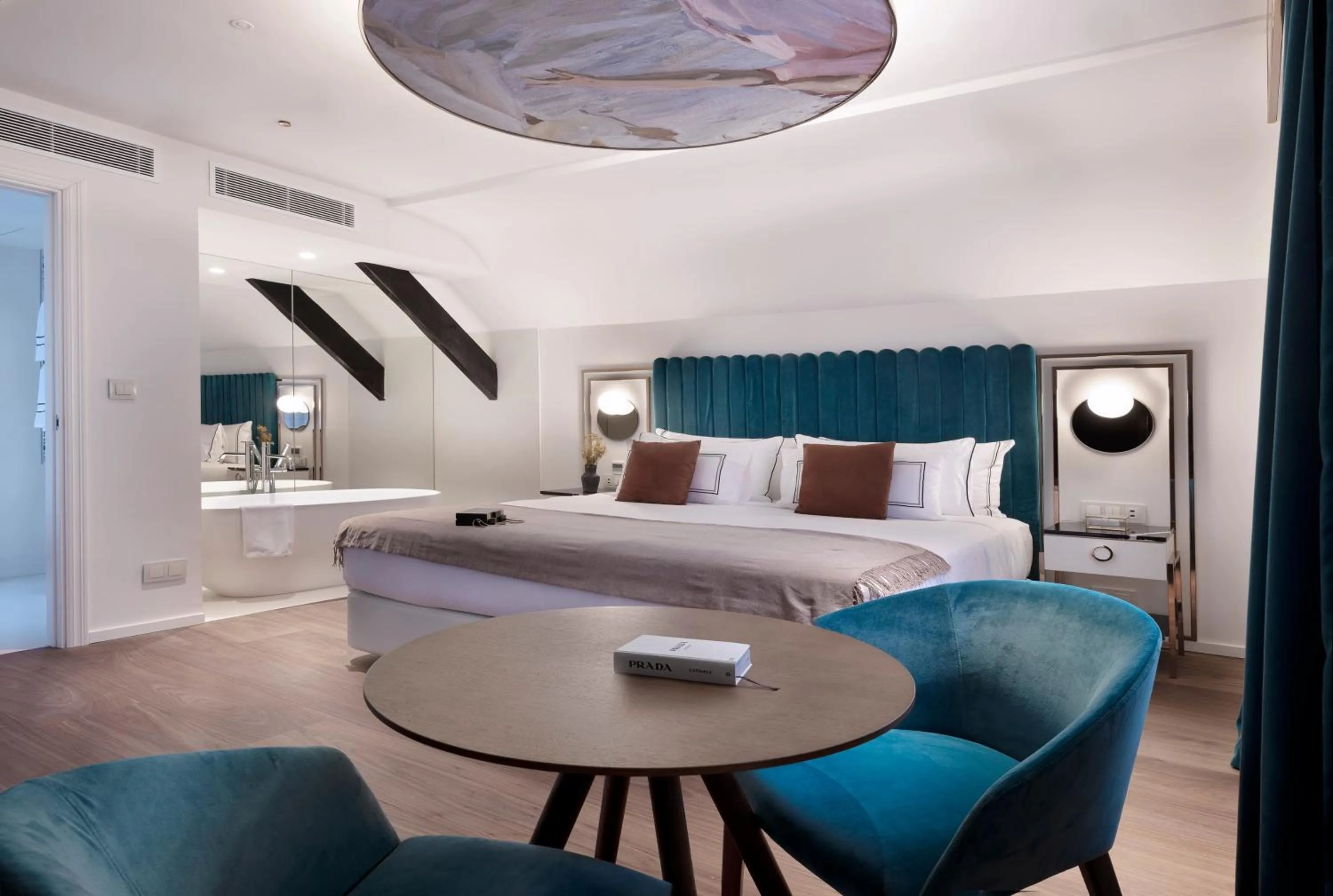 Property building, Bed in Maison Colbert Member of Meliá Collection Notre-Dame