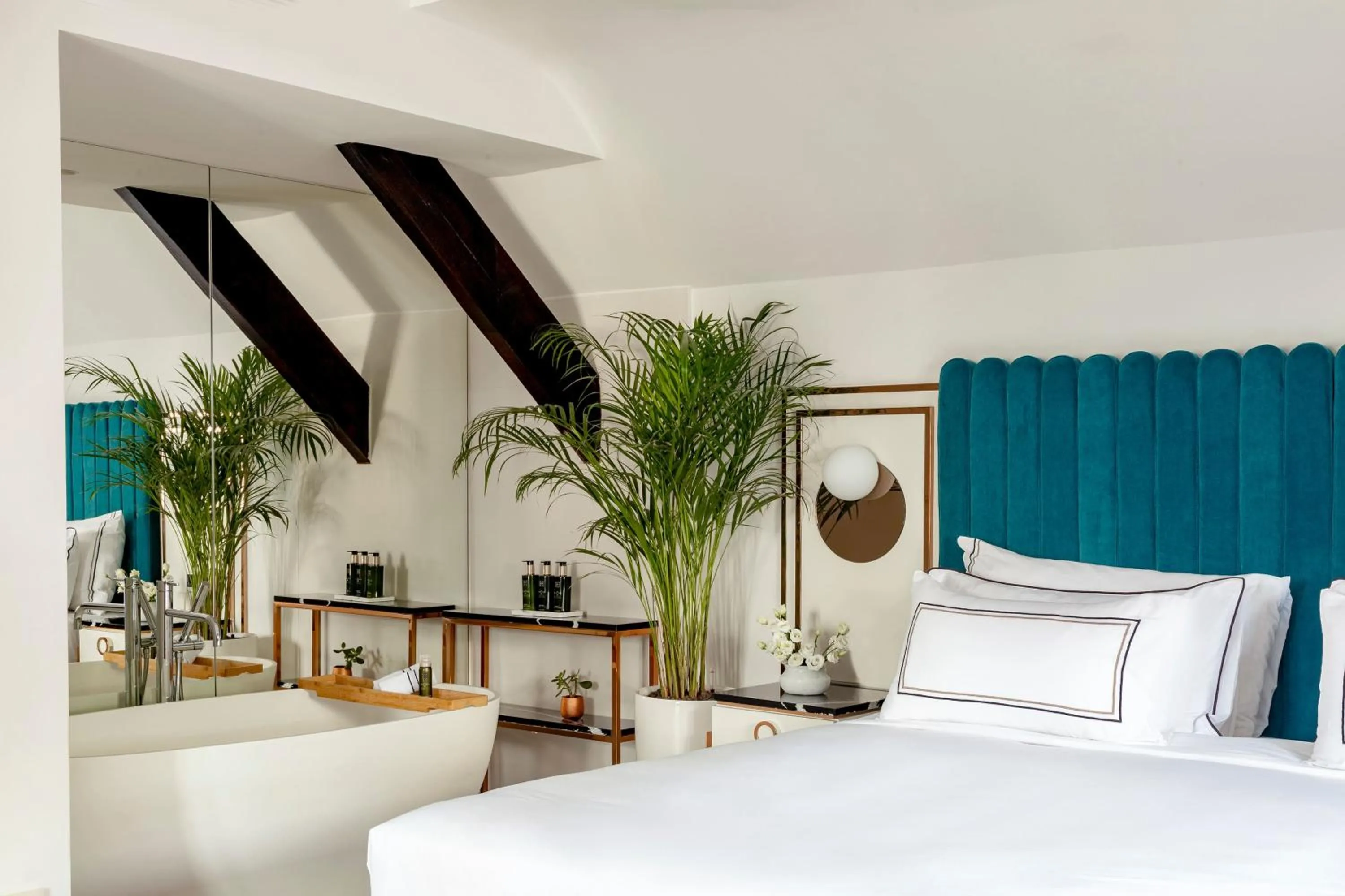 Property building, Bed in Maison Colbert Member of Meliá Collection Notre-Dame