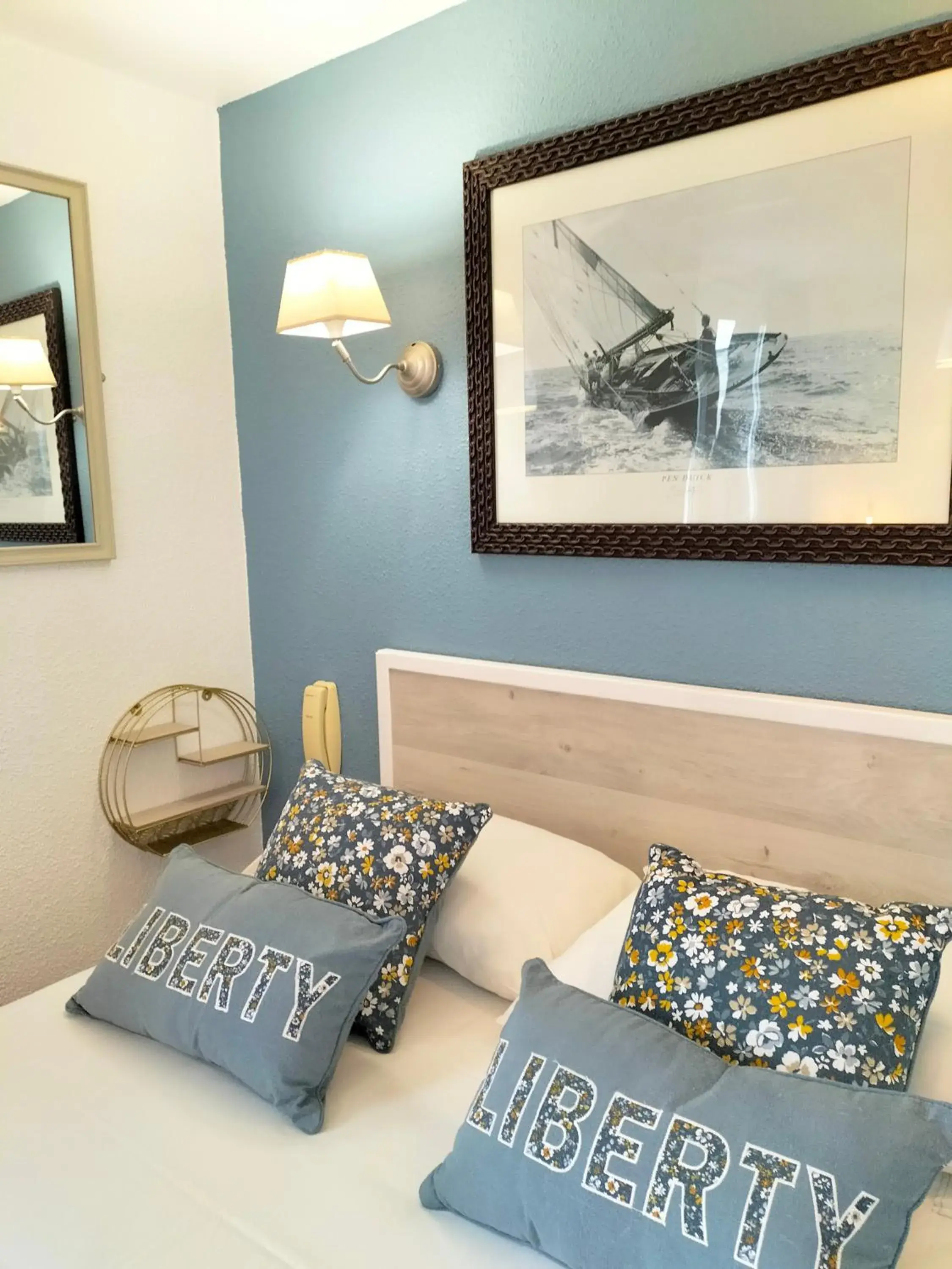 Quadruple Room in Logis HOTEL RESTAURANT La Régence Quadruple Room in Logis HOTEL RESTAURANT La Régence