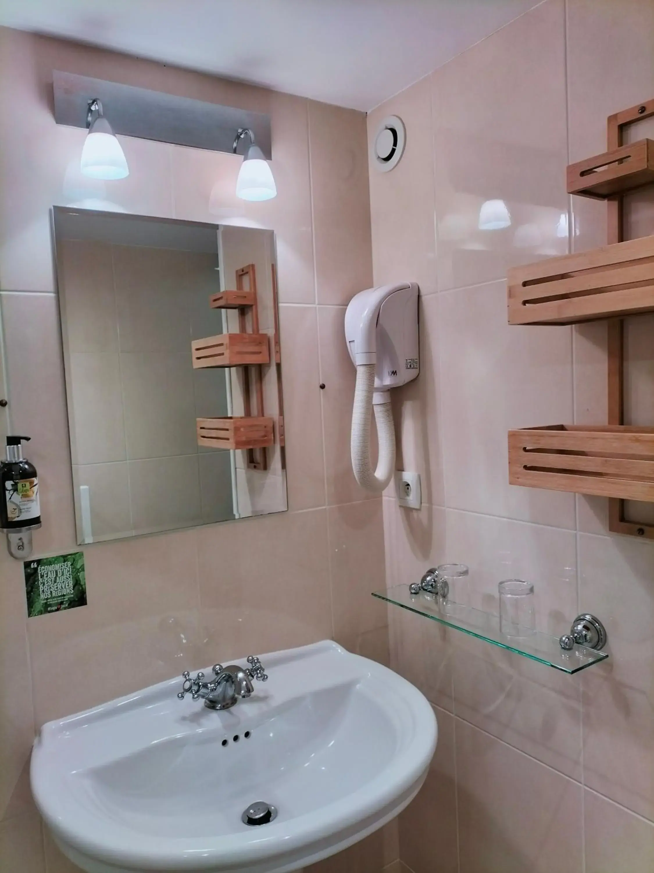 Bathroom in Logis HOTEL RESTAURANT La Régence Bathroom in Logis HOTEL RESTAURANT La Régence