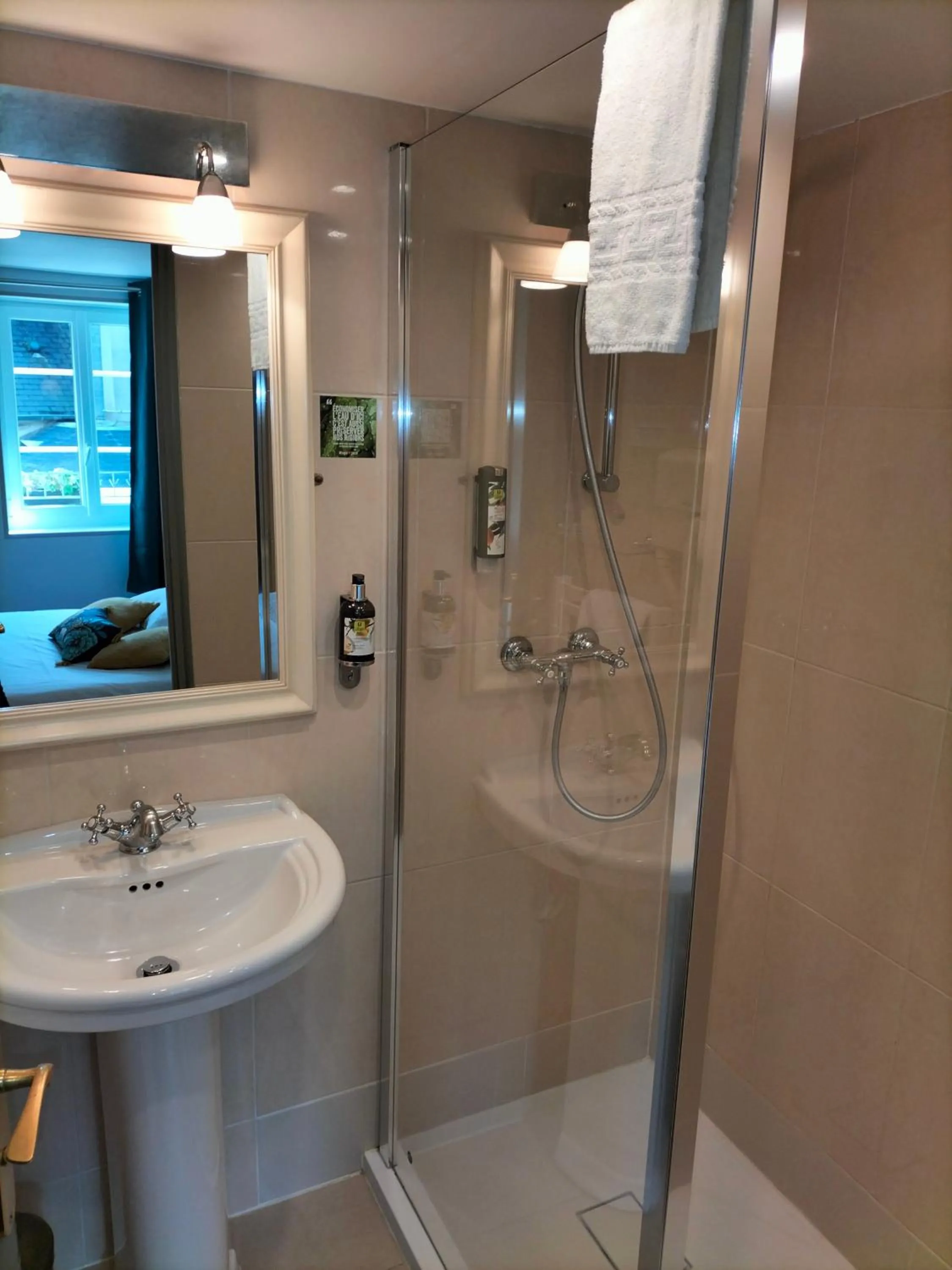 Bathroom in Logis HOTEL RESTAURANT La Régence