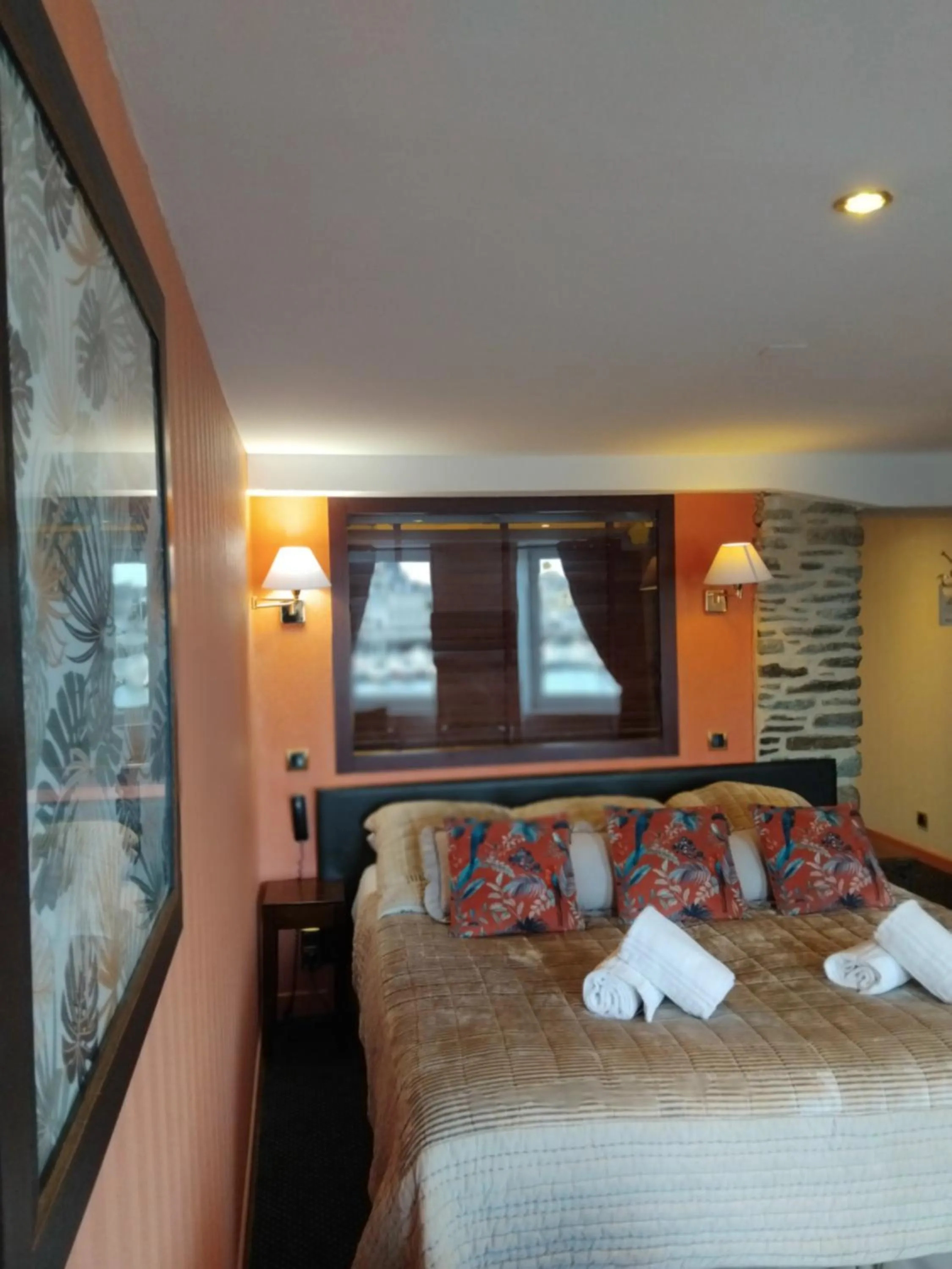 Property building, Bed in Logis HOTEL RESTAURANT La Régence