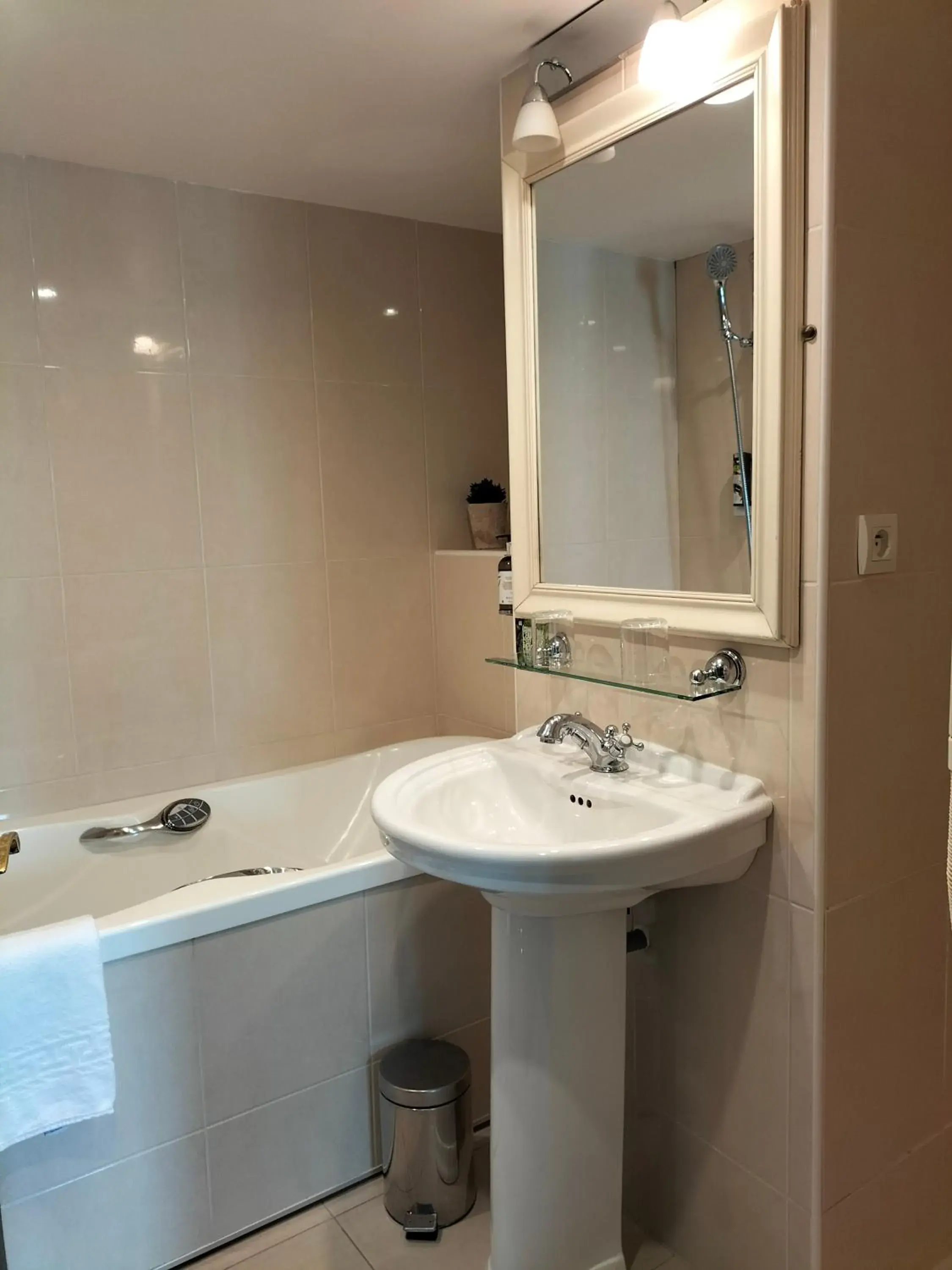 Bathroom in Logis HOTEL RESTAURANT La Régence Bathroom in Logis HOTEL RESTAURANT La Régence