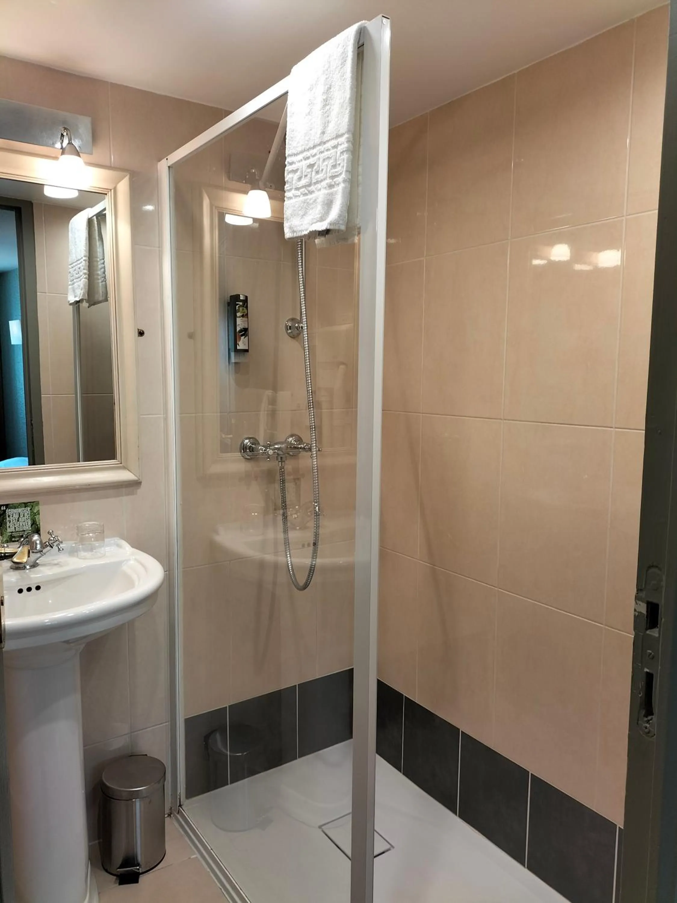 Bathroom in Logis HOTEL RESTAURANT La Régence