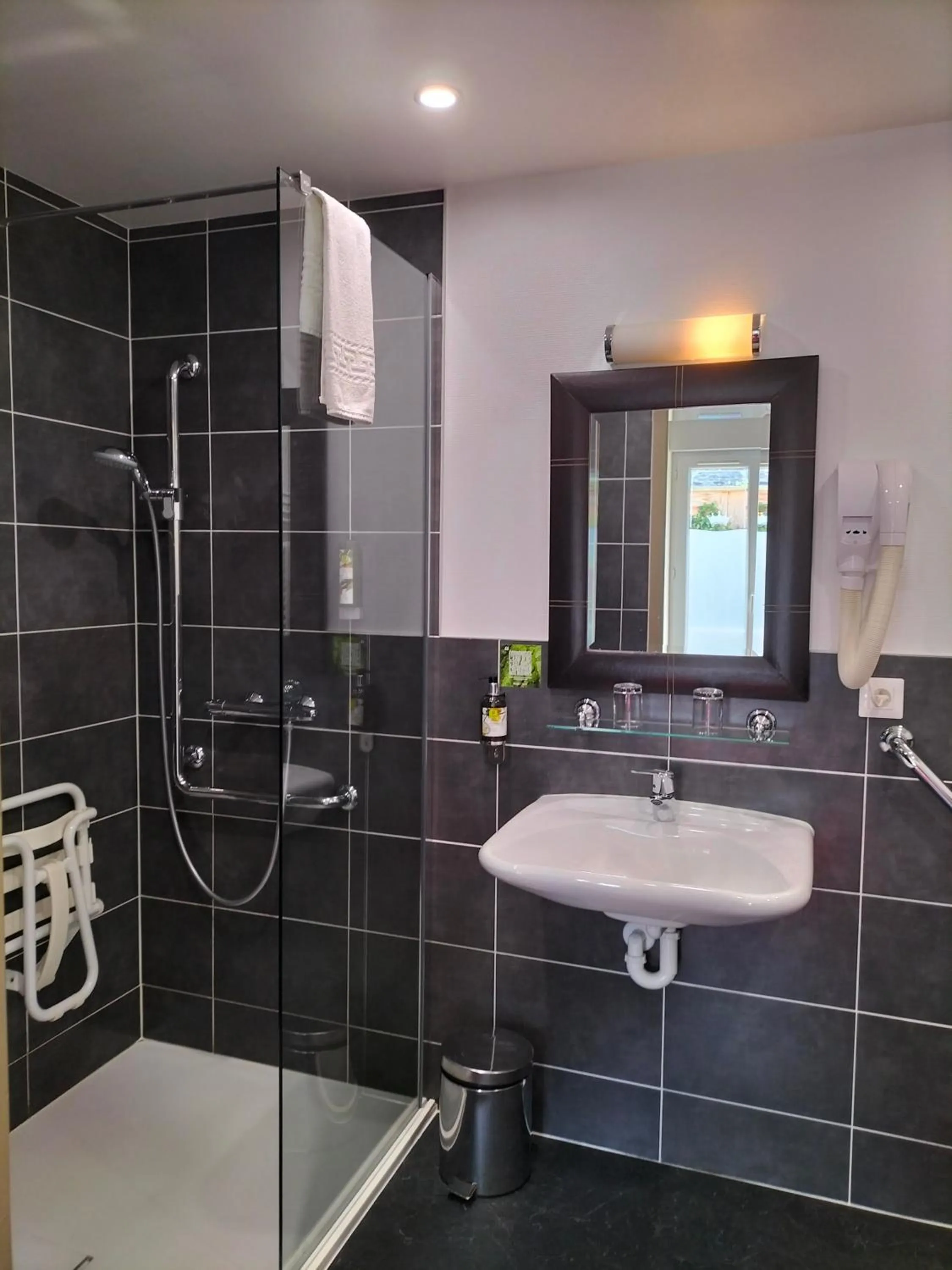 Shower in Logis HOTEL RESTAURANT La Régence