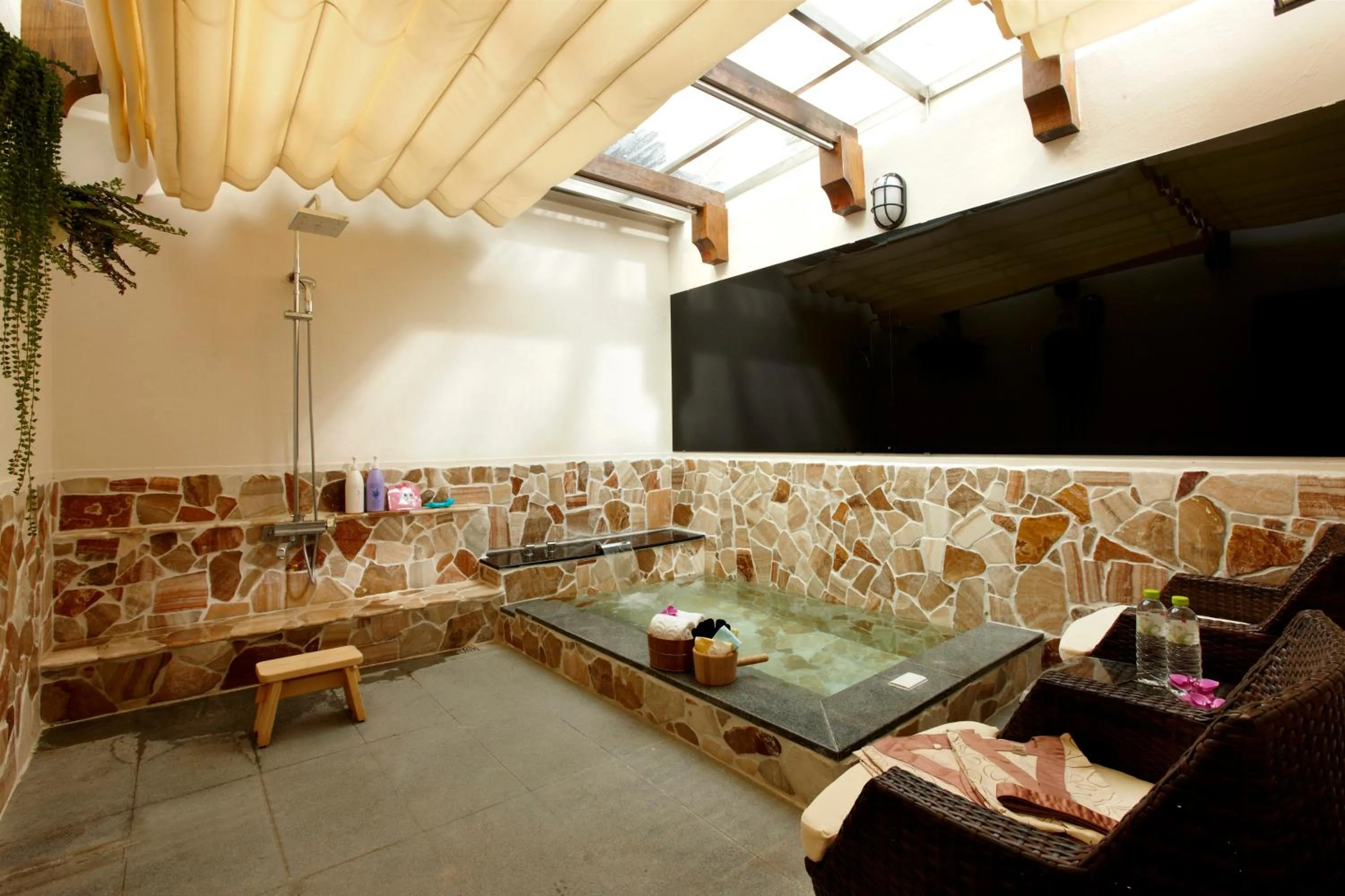 Hot Spring Bath in Hotel Royal Chihpin