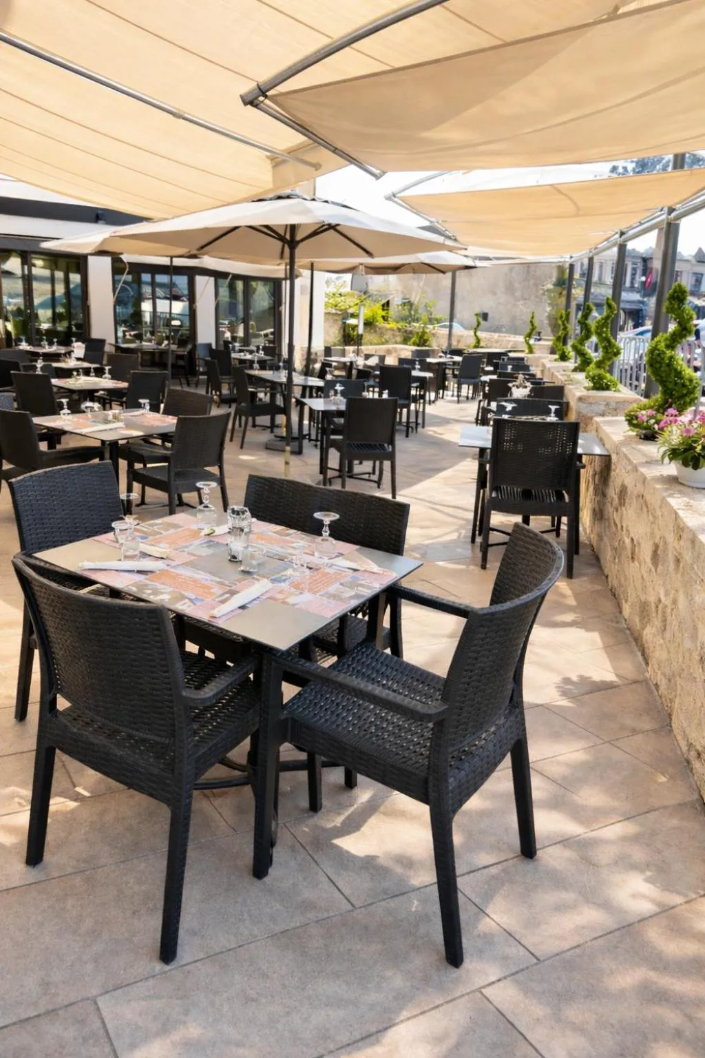 Patio in Logis Hôtel-Restaurant Au Vieux Morvan, au cœur de la Bourgogne, Piscine & Spa, Hôtel Climatisé