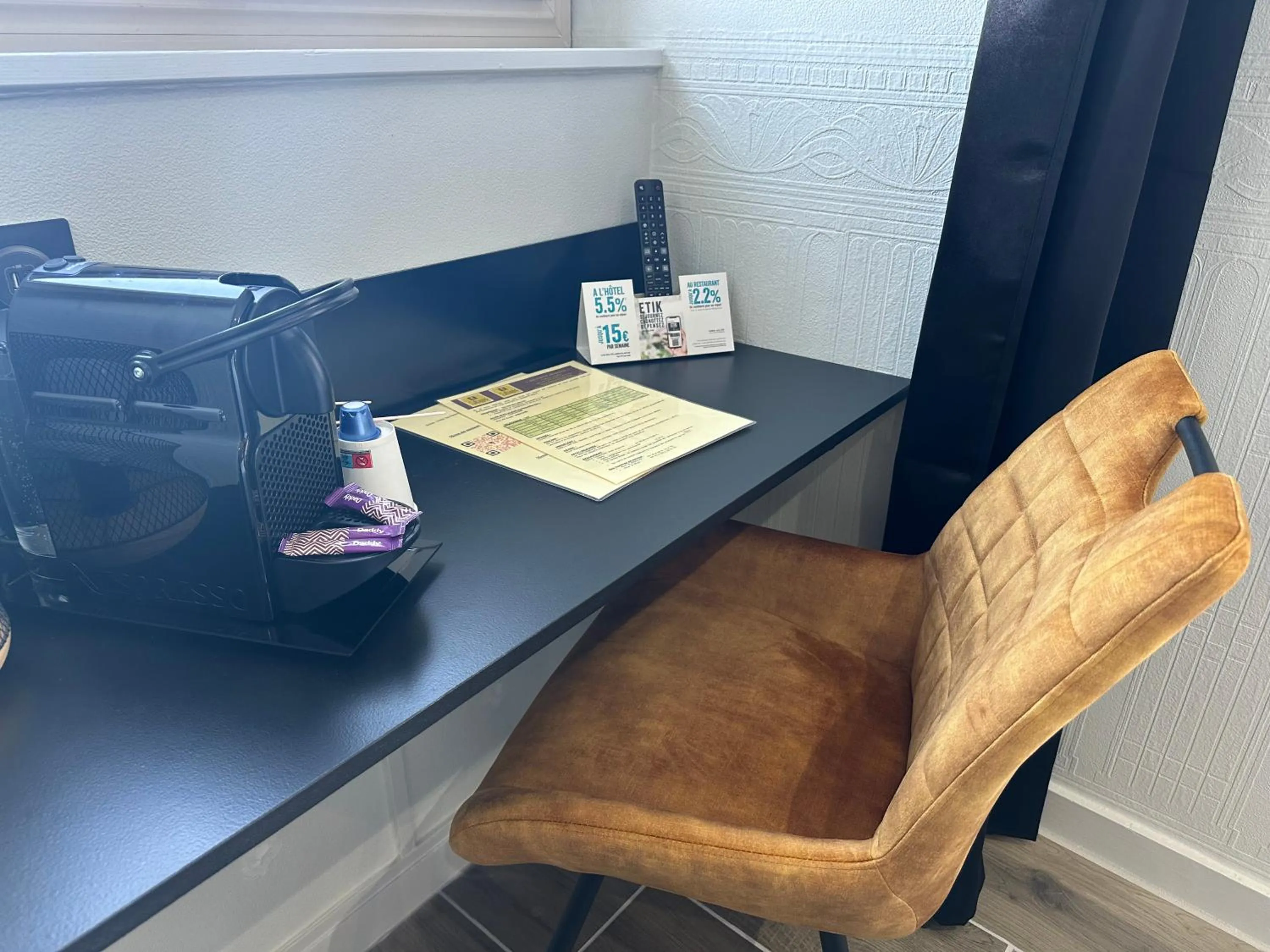 hair dresser in Logis Hôtel-Restaurant Au Vieux Morvan, au cœur de la Bourgogne, Piscine & Spa, Hôtel Climatisé