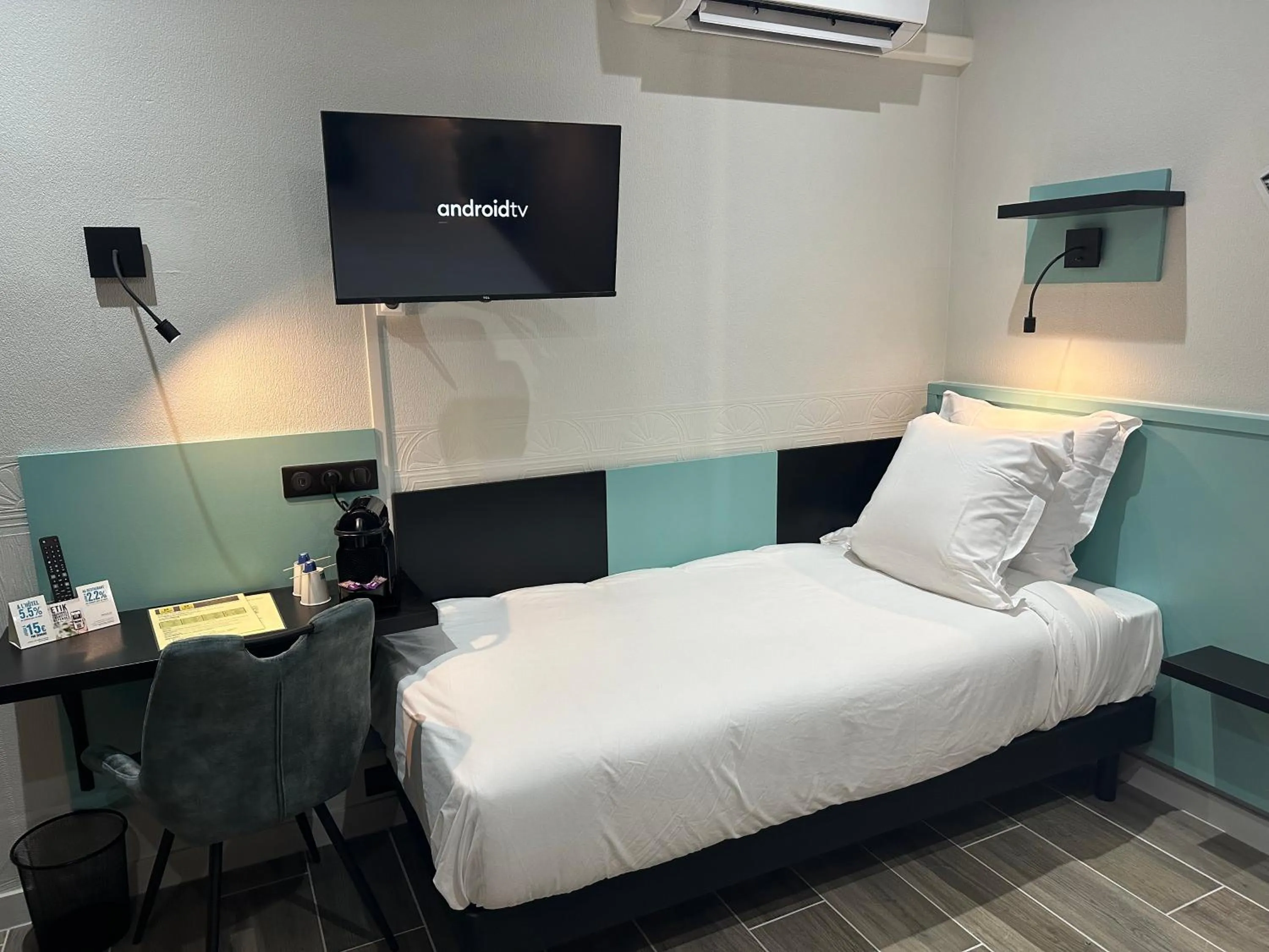 Bedroom, Bed in Logis Hôtel-Restaurant Au Vieux Morvan, au cœur de la Bourgogne, Piscine & Spa, Hôtel Climatisé