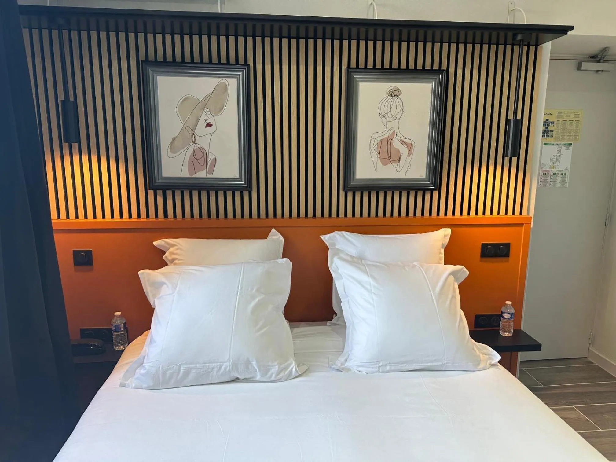 Bed in Logis Hôtel-Restaurant Au Vieux Morvan, au cœur de la Bourgogne, Piscine & Spa, Hôtel Climatisé