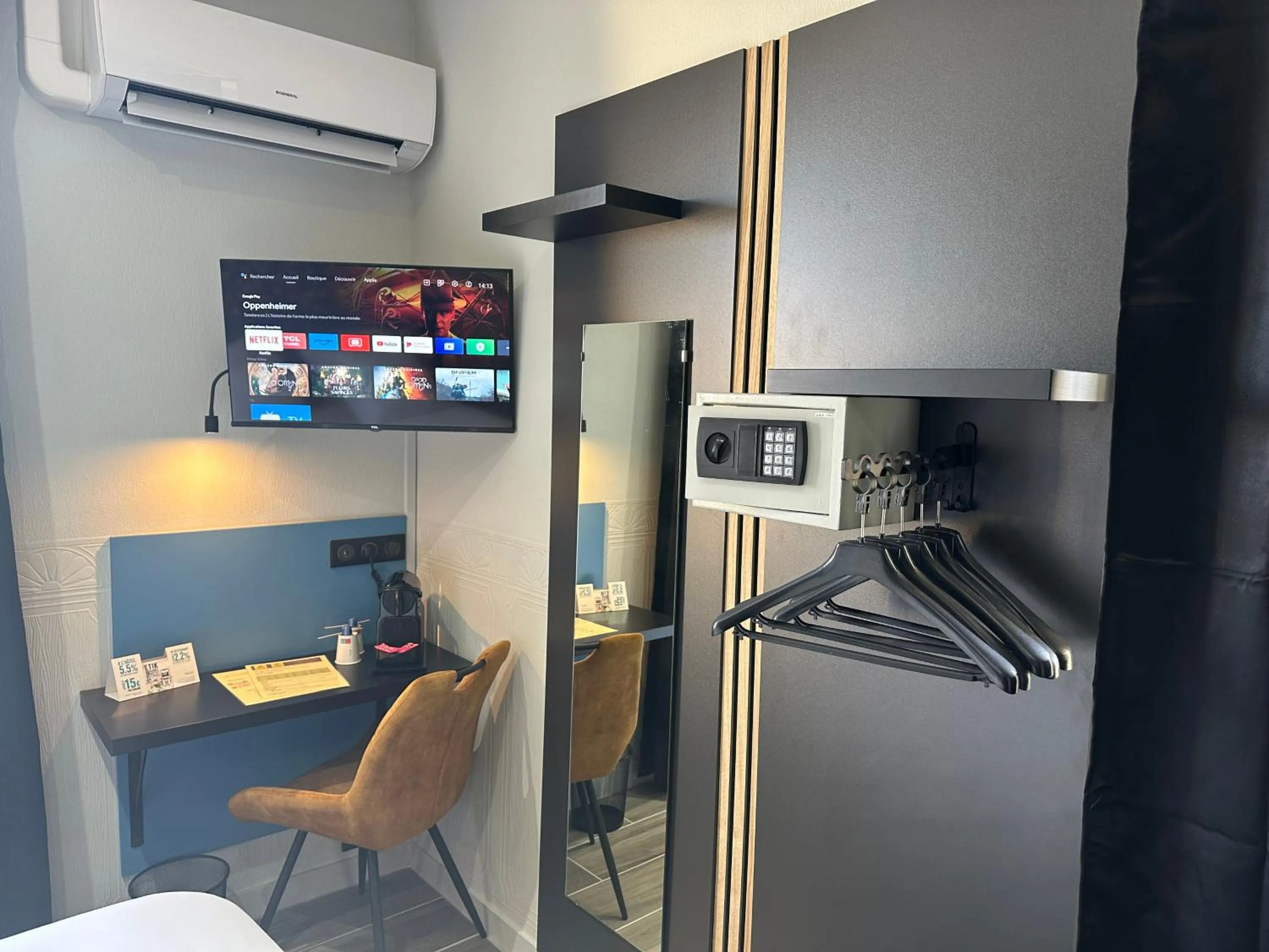 TV and multimedia in Logis Hôtel-Restaurant Au Vieux Morvan, au cœur de la Bourgogne, Piscine & Spa, Hôtel Climatisé