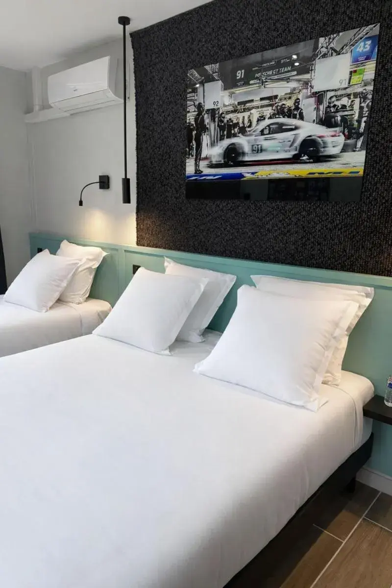 Bedroom, Bed in Logis Hôtel-Restaurant Au Vieux Morvan, au cœur de la Bourgogne, Piscine & Spa, Hôtel Climatisé Bedroom, Bed in Logis Hôtel-Restaurant Au Vieux Morvan, au cœur de la Bourgogne, Piscine & Spa, Hôtel Climatisé