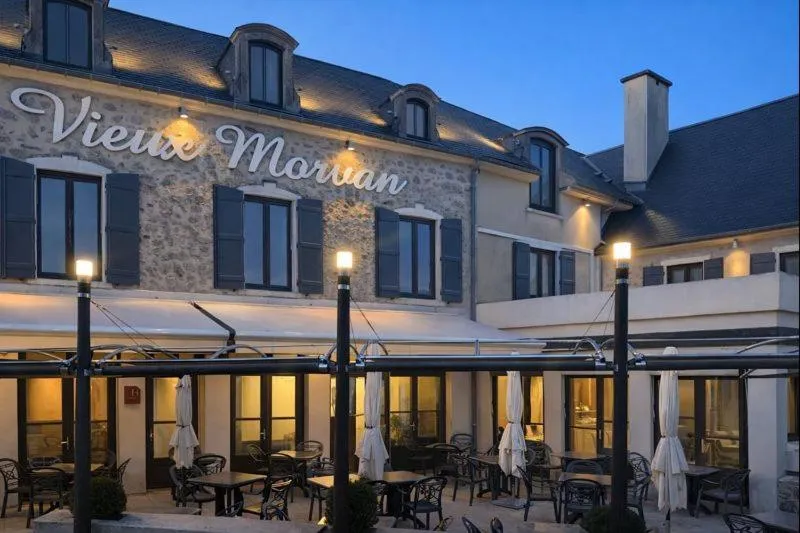 Property building in Logis Hôtel-Restaurant Au Vieux Morvan, au cœur de la Bourgogne, Piscine & Spa, Hôtel Climatisé