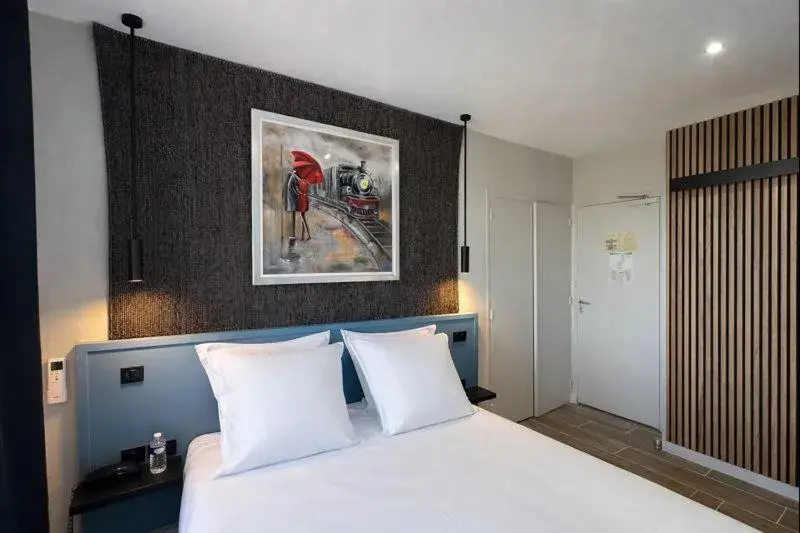 Bedroom, Bed in Logis Hôtel-Restaurant Au Vieux Morvan, au cœur de la Bourgogne, Piscine & Spa, Hôtel Climatisé Bedroom, Bed in Logis Hôtel-Restaurant Au Vieux Morvan, au cœur de la Bourgogne, Piscine & Spa, Hôtel Climatisé