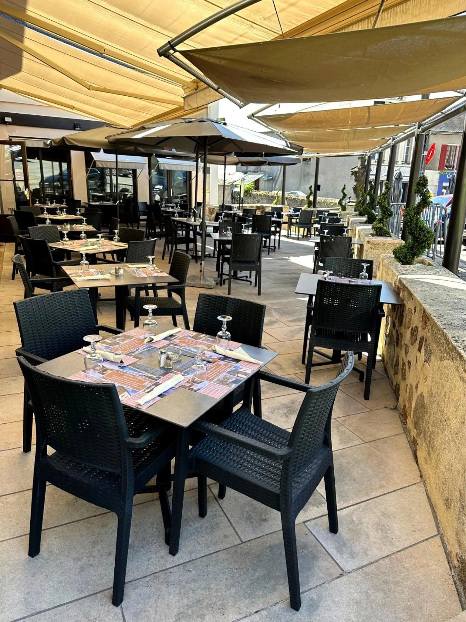 Patio in Logis Hôtel-Restaurant Au Vieux Morvan, au cœur de la Bourgogne, Piscine & Spa, Hôtel Climatisé