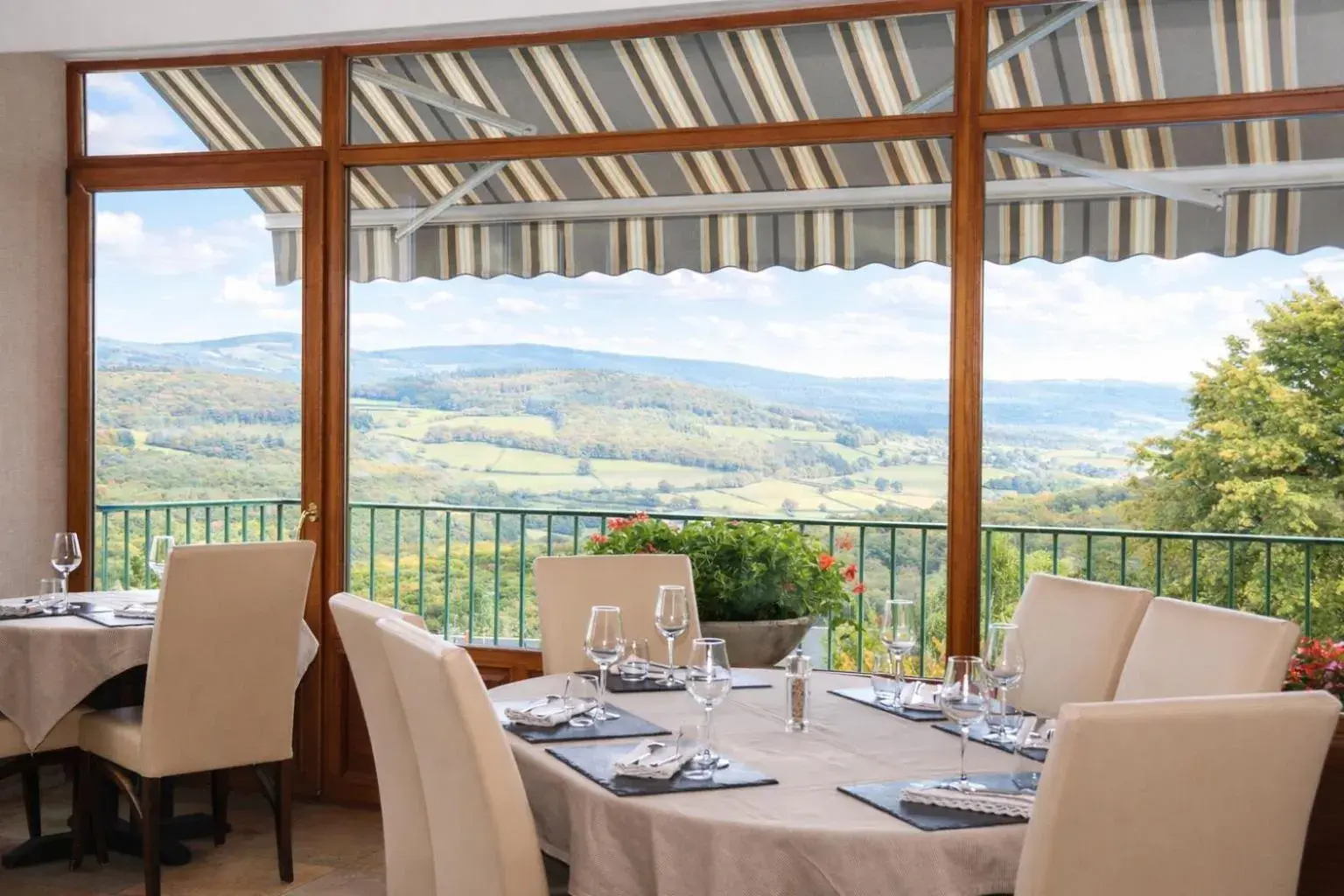 Banquet/Function facilities in Logis Hôtel-Restaurant Au Vieux Morvan, au cœur de la Bourgogne, Piscine & Spa, Hôtel Climatisé Banquet/Function facilities in Logis Hôtel-Restaurant Au Vieux Morvan, au cœur de la Bourgogne, Piscine & Spa, Hôtel Climatisé