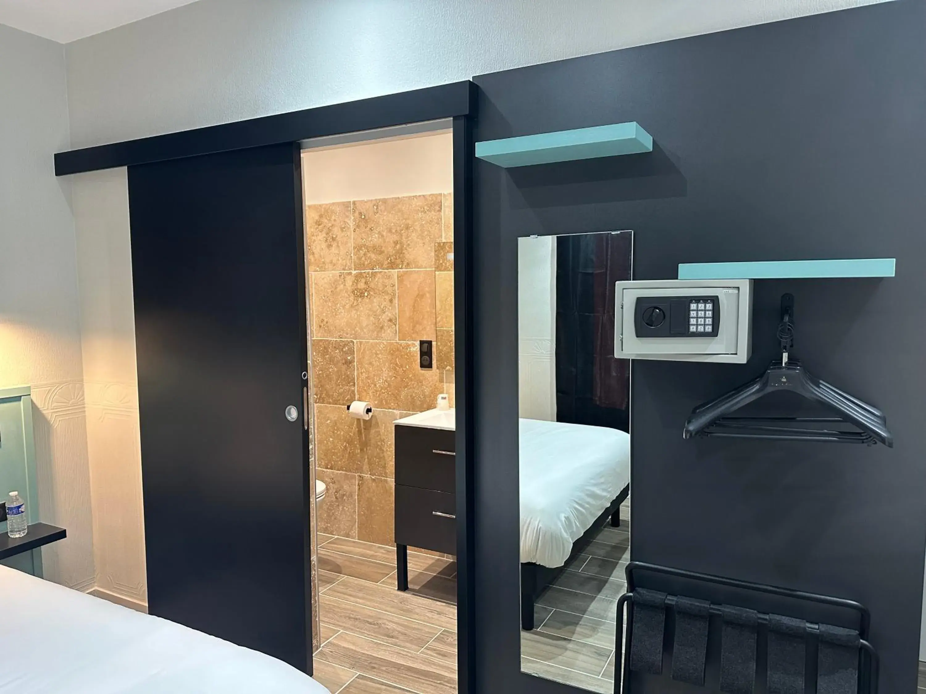 Bathroom, Bed in Logis Hôtel-Restaurant Au Vieux Morvan, au cœur de la Bourgogne, Piscine & Spa, Hôtel Climatisé Bathroom, Bed in Logis Hôtel-Restaurant Au Vieux Morvan, au cœur de la Bourgogne, Piscine & Spa, Hôtel Climatisé