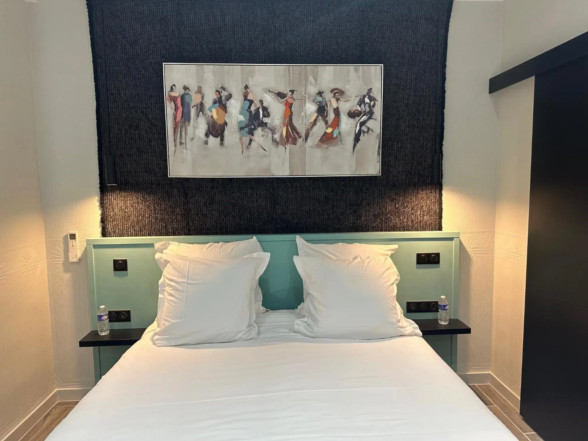 Bedroom, Bed in Logis Hôtel-Restaurant Au Vieux Morvan, au cœur de la Bourgogne, Piscine & Spa, Hôtel Climatisé Bedroom, Bed in Logis Hôtel-Restaurant Au Vieux Morvan, au cœur de la Bourgogne, Piscine & Spa, Hôtel Climatisé