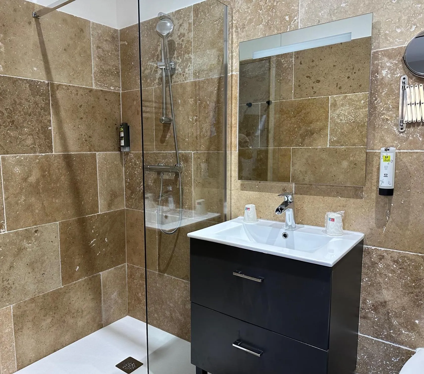 Bathroom in Logis Hôtel-Restaurant Au Vieux Morvan, au cœur de la Bourgogne, Piscine & Spa, Hôtel Climatisé